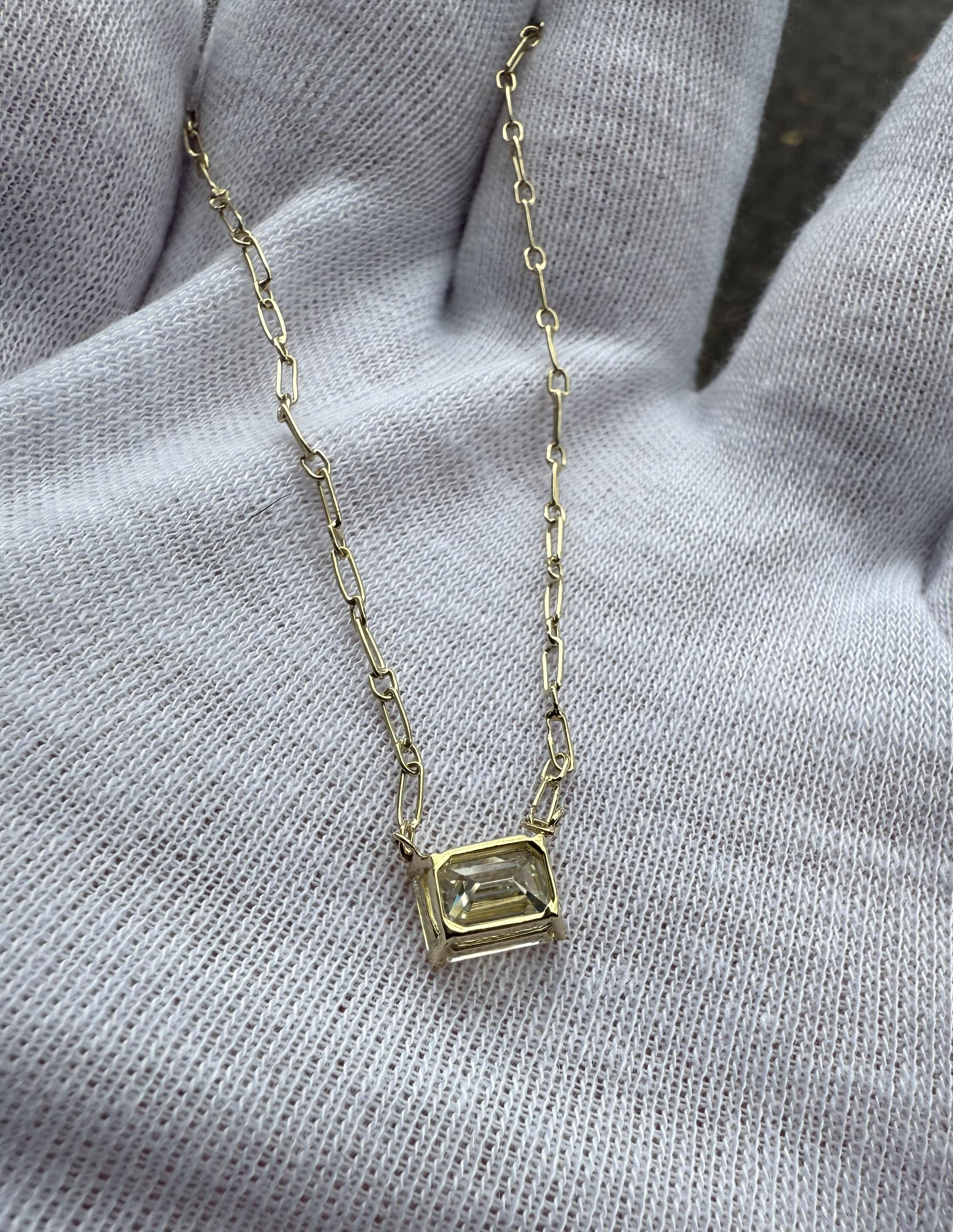 Collier pendentif solitaire en or jaune massif GIA M/VS 1,56 ct de diamant taille émeraude 11