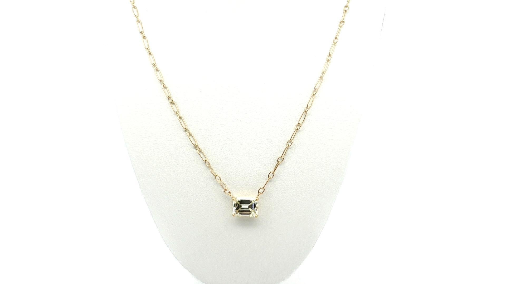 --Pierre(s) :...
(1) Diamant naturel authentique - taille émeraude - serti - couleur M - pureté VS1 - 1,56ct (exact - certifié) - très beau diamant
*Voir les détails de la certification ci-dessous*.
Poids total en carats : 1.56 (exact)

MATERIAL :