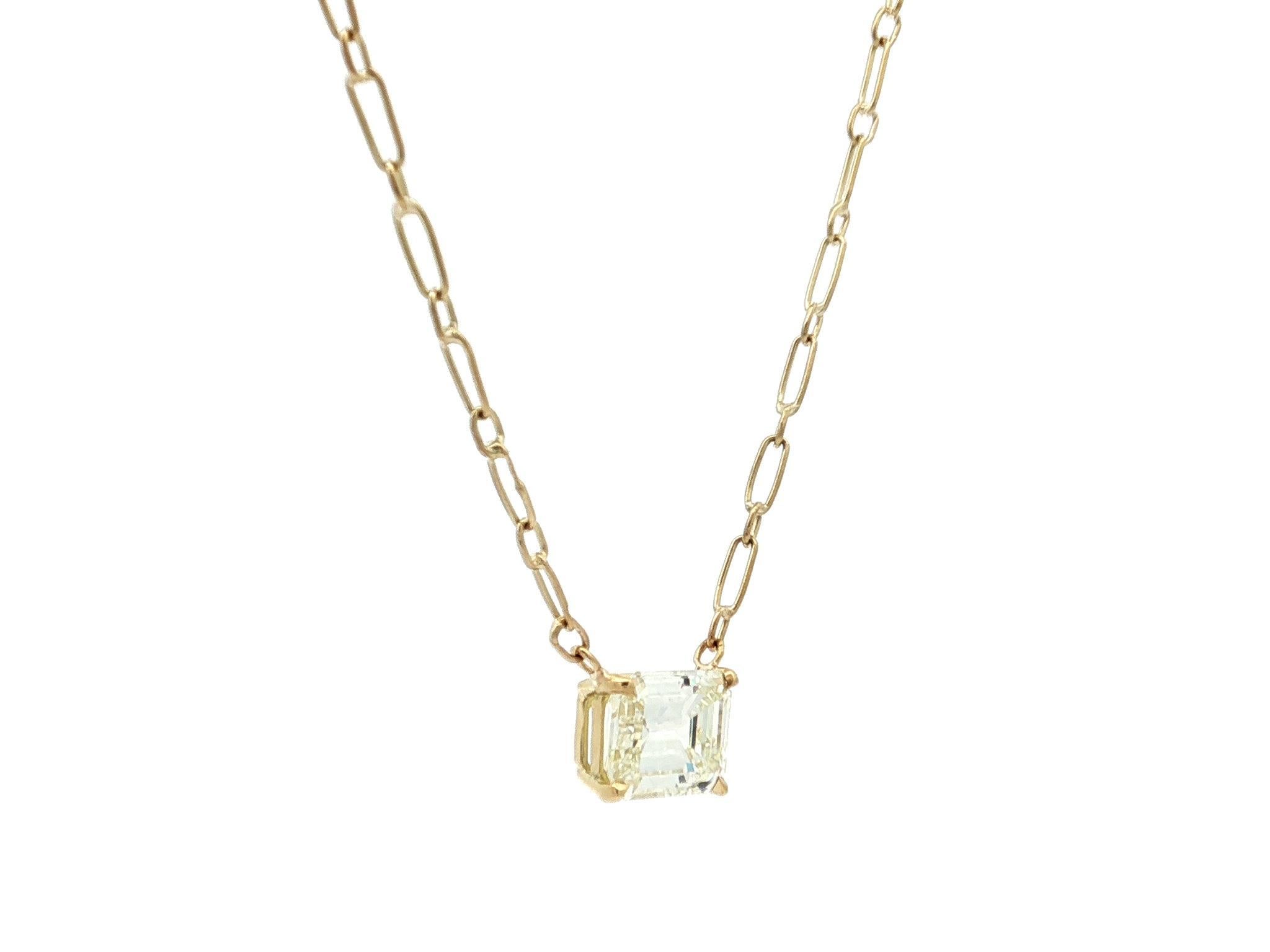 Collier pendentif solitaire en or jaune massif GIA M/VS 1,56 ct de diamant taille émeraude Excellent état à Montclair, NJ