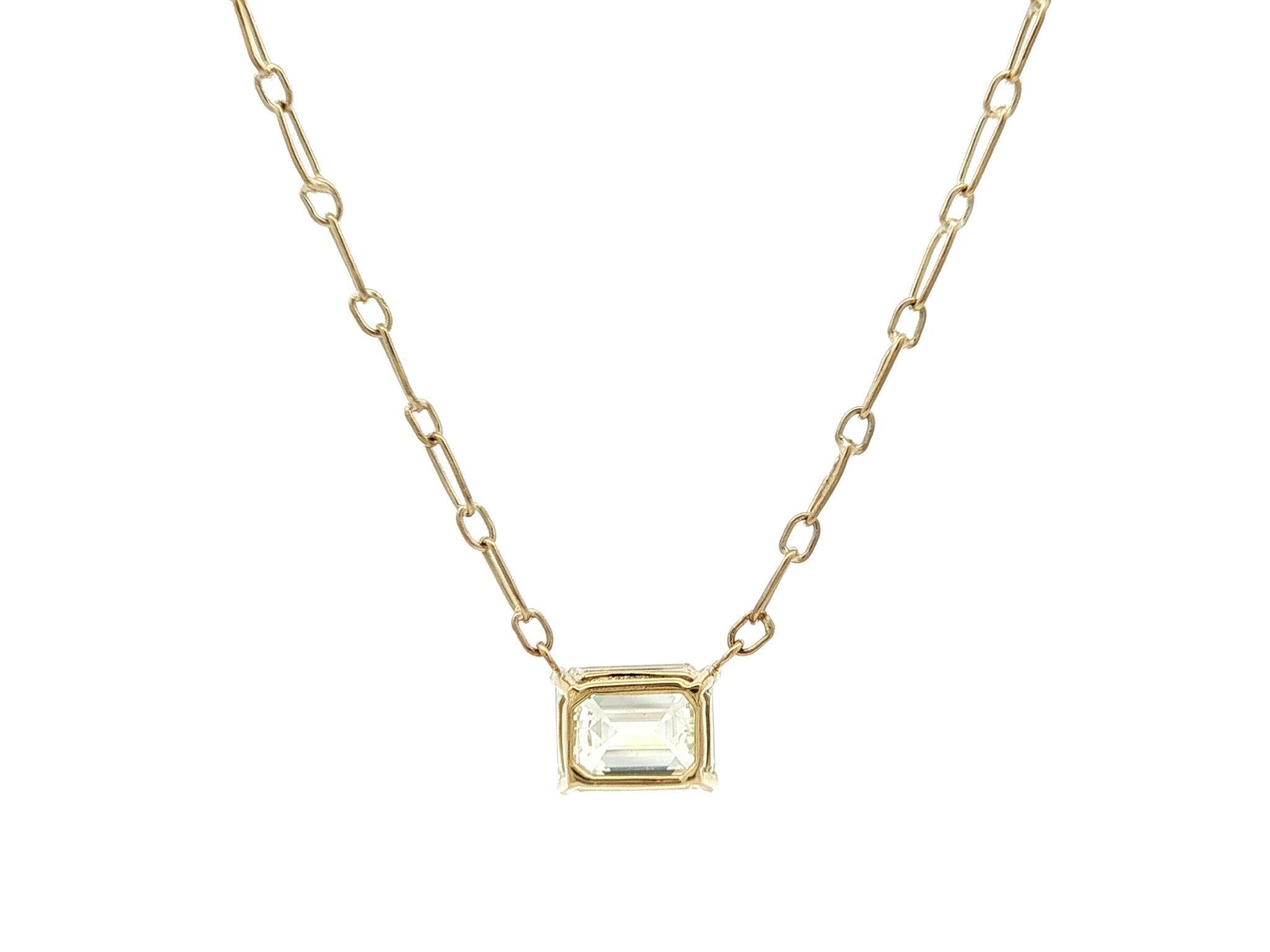 Collier pendentif solitaire en or jaune massif GIA M/VS 1,56 ct de diamant taille émeraude 1