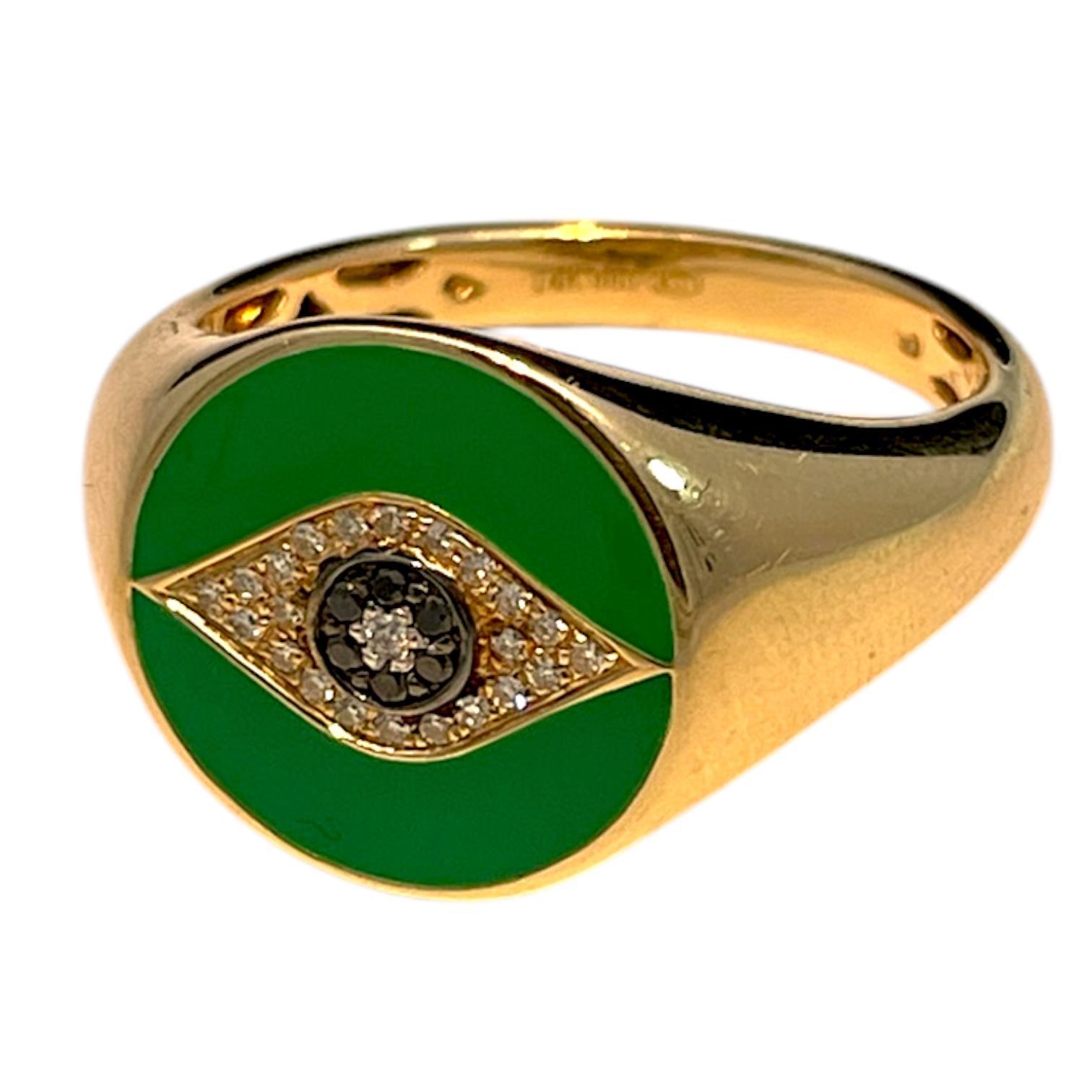 Découvrez cette superbe bague en or jaune 14 carats, ornée d'une magnifique pierre vert émeraude, magnifiquement mise en valeur par un émail vert complexe et d'étincelants diamants noirs et blancs. Pesant 5 g et marquée pour sa pureté, cette pièce