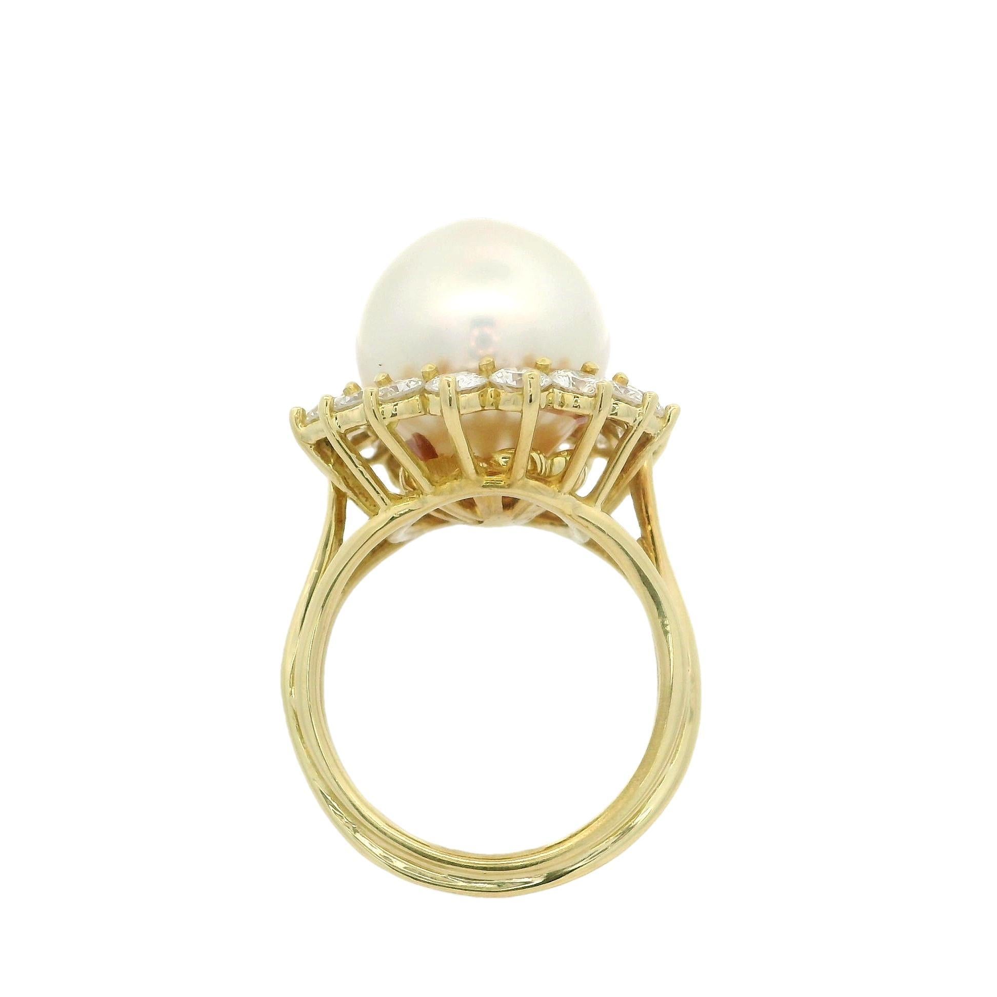 Anillo Hand Made de oro amarillo macizo con perla grande de 13,2 mm y halo de diamantes de 1,79 quilates en venta 7