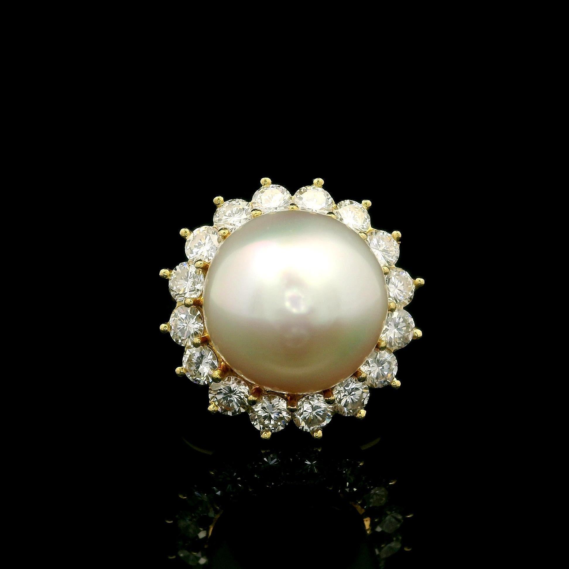 --Piedra(s):--
(1) Perla Cultivada Genuina - Forma Redonda - Color Blanco con Sobretono Rosa Tenue - Muy Buen Lustre - 13,2mm (aprox.)
(16) Diamantes genuinos naturales - talla brillante redonda - engastados - color F/G - claridad VS1/VS2 - 1,79ctw
