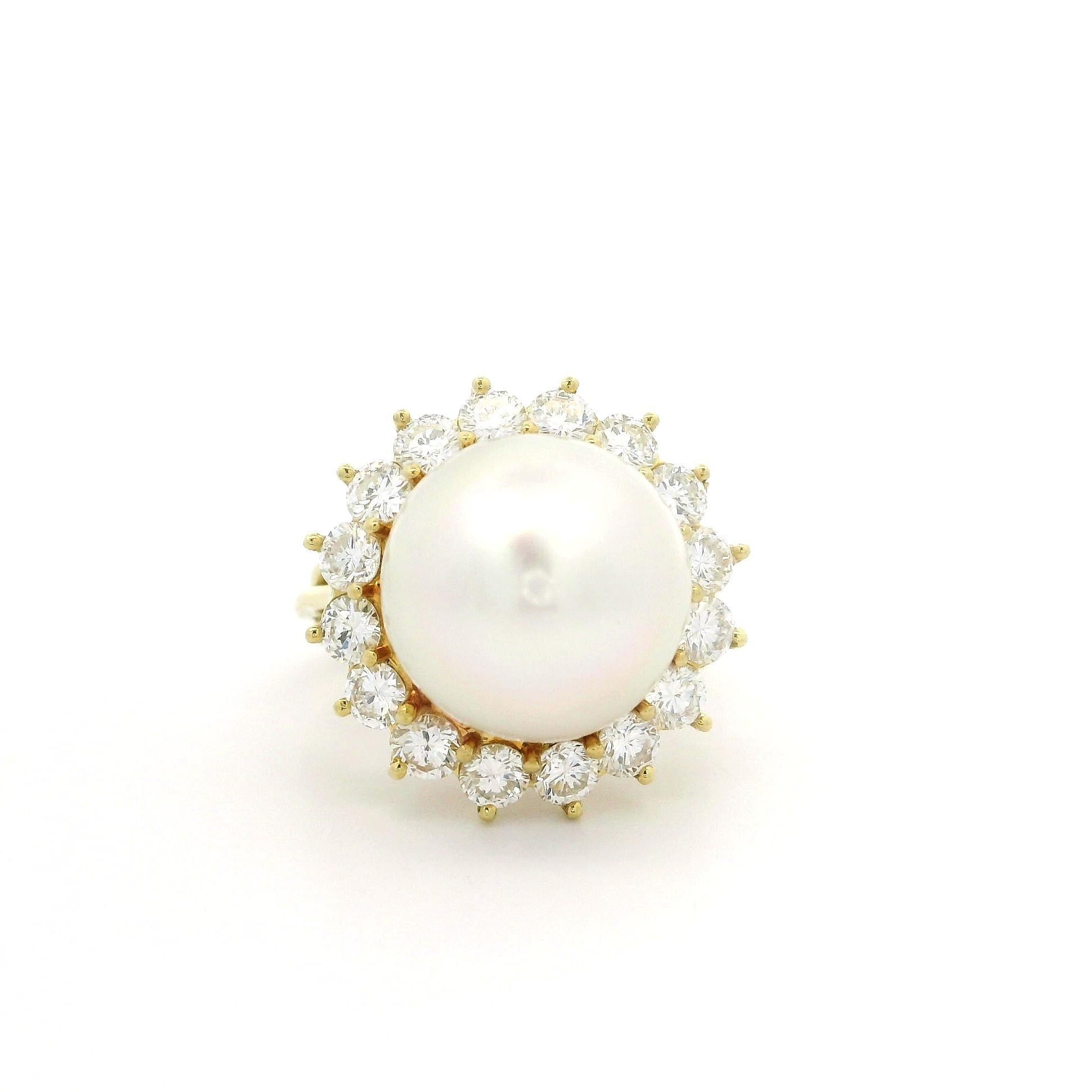 Anillo Hand Made de oro amarillo macizo con perla grande de 13,2 mm y halo de diamantes de 1,79 quilates Corte redondo en venta