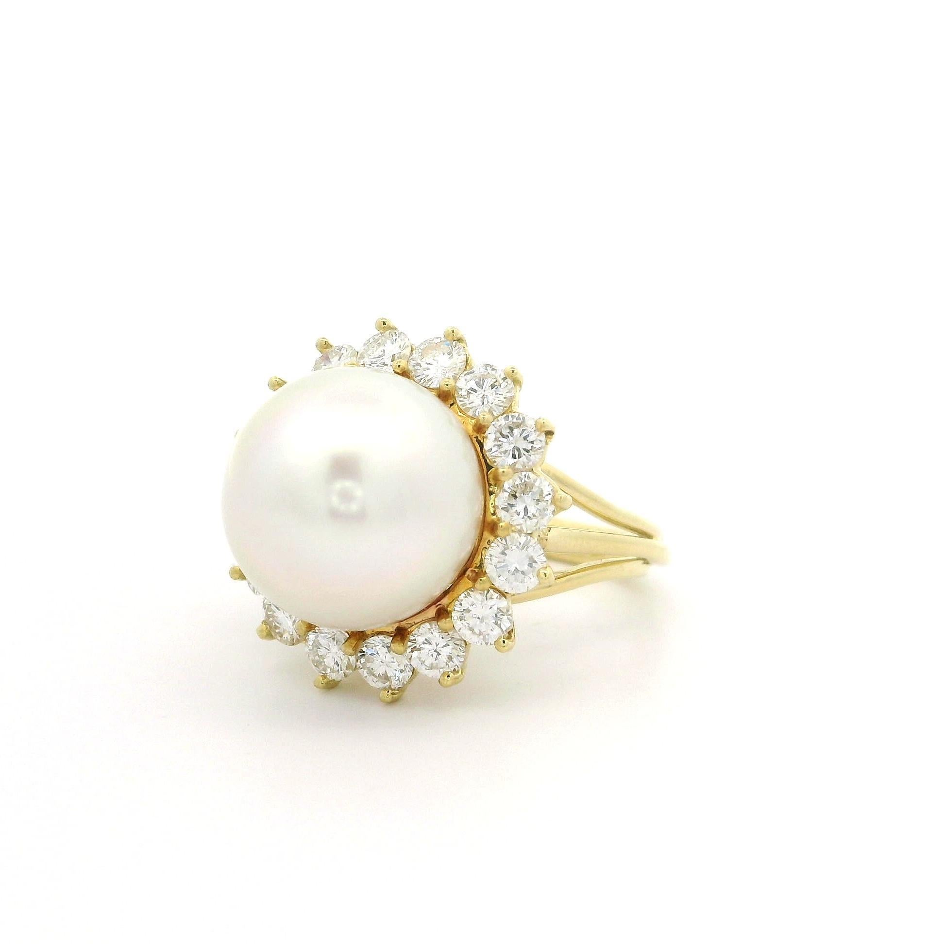 De las mujeres Anillo Hand Made de oro amarillo macizo con perla grande de 13,2 mm y halo de diamantes de 1,79 quilates en venta