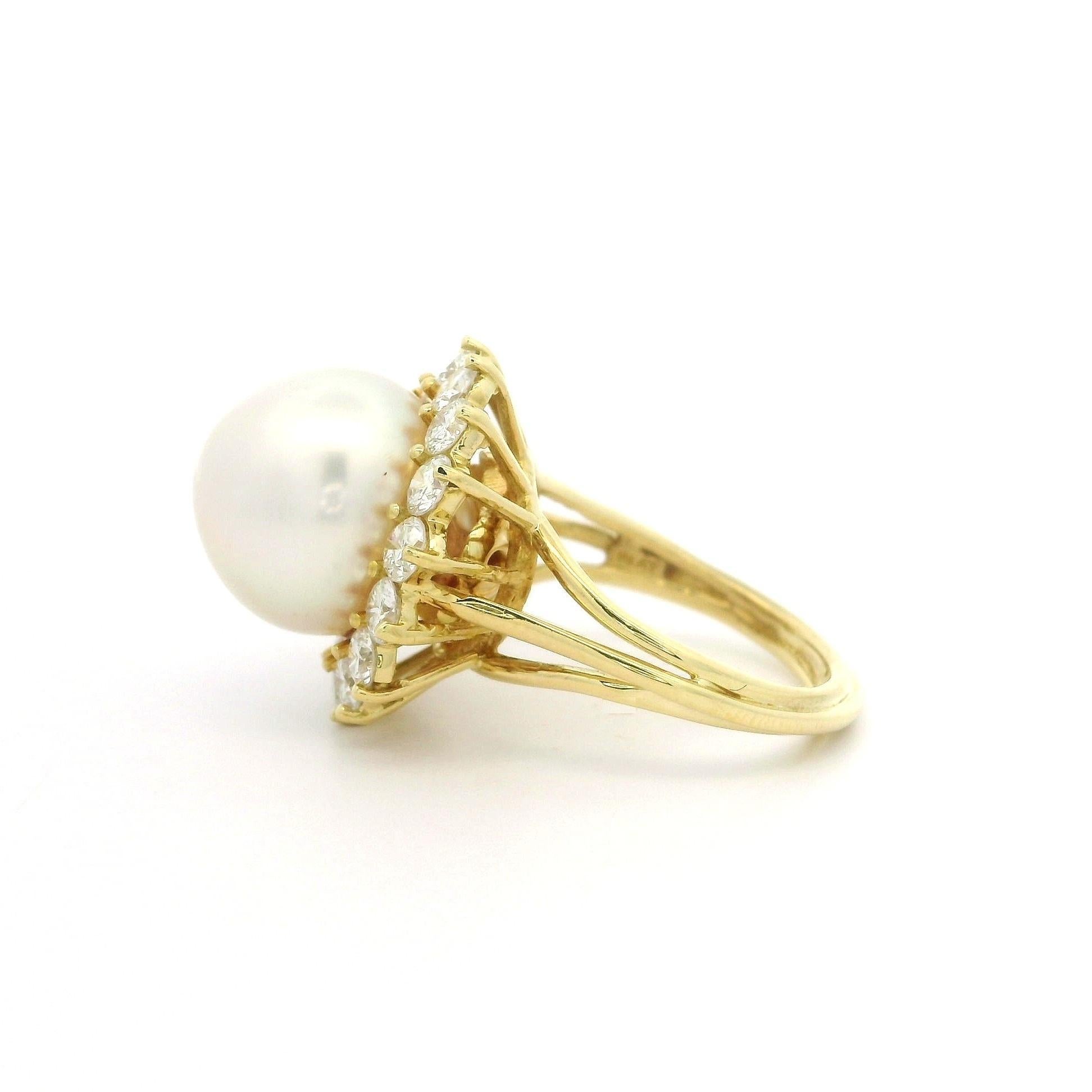 Anillo Hand Made de oro amarillo macizo con perla grande de 13,2 mm y halo de diamantes de 1,79 quilates en venta 1