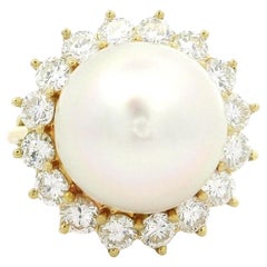 Bague en or jaune massif avec grande perle de 13,2 mm et halo de diamants de 1,79ctw Hand Made