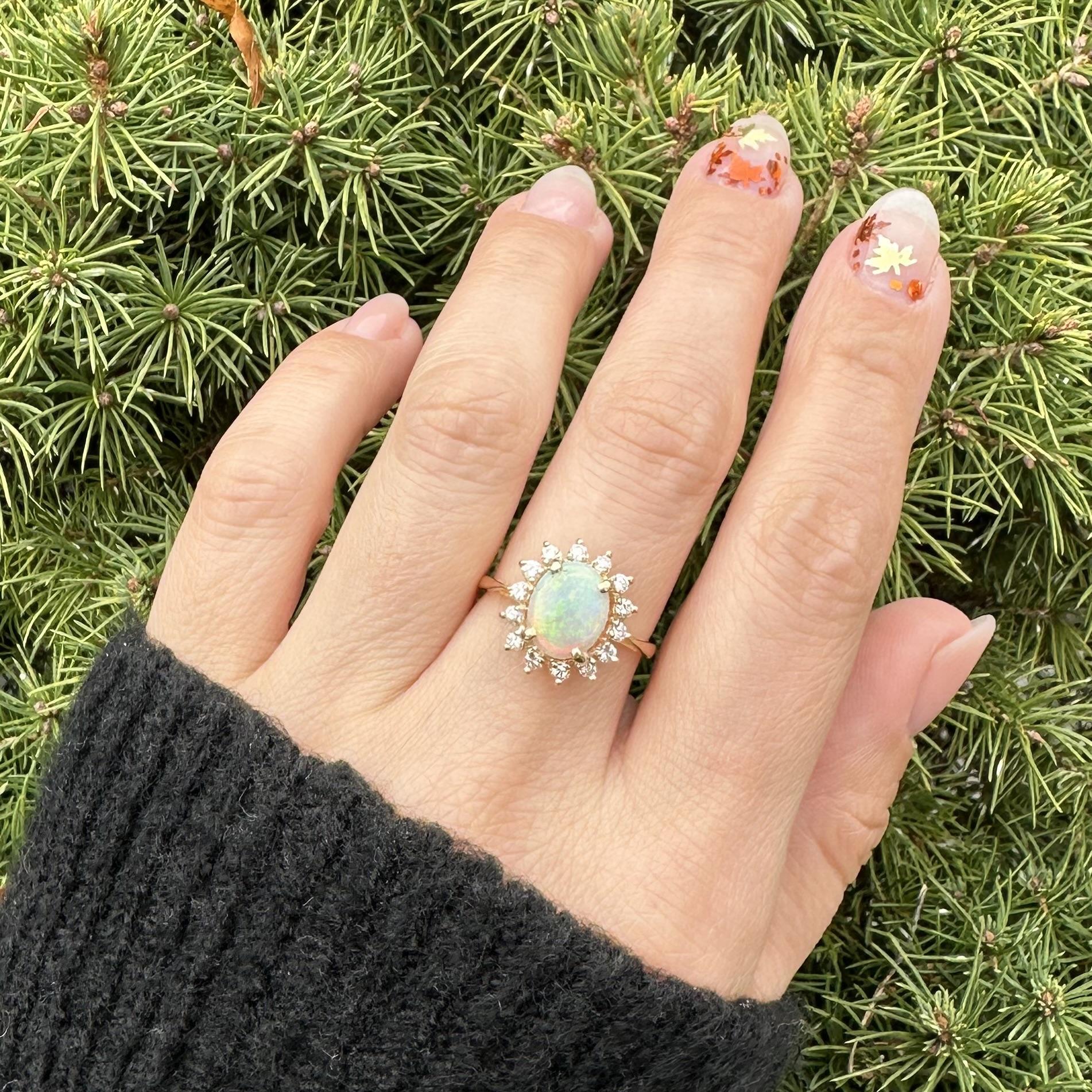 Bague en or jaune massif, opale colorée ovale avec halo de diamants, fleur en grappe en vente 5