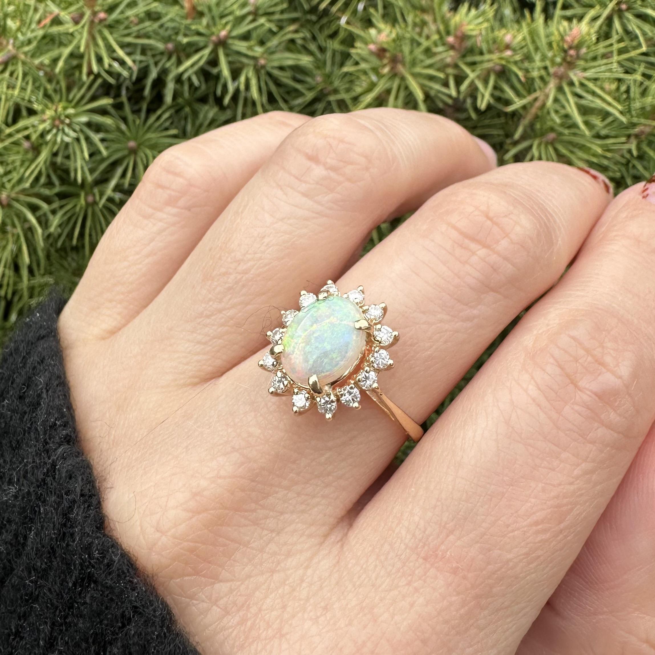 Bague en or jaune massif, opale colorée ovale avec halo de diamants, fleur en grappe en vente 6