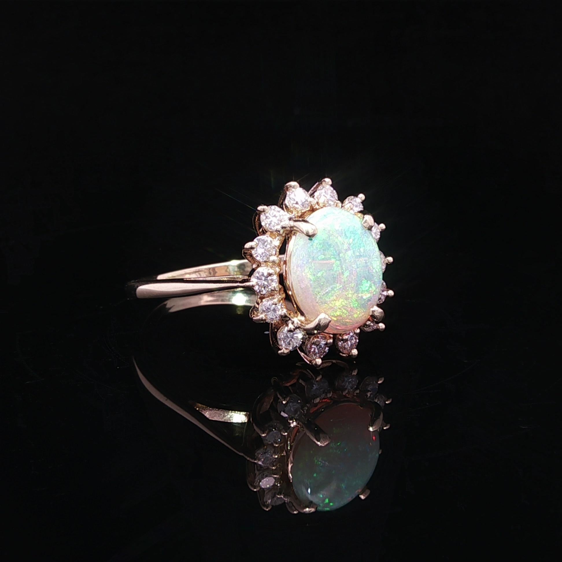 Taille cabochon Bague en or jaune massif, opale colorée ovale avec halo de diamants, fleur en grappe en vente