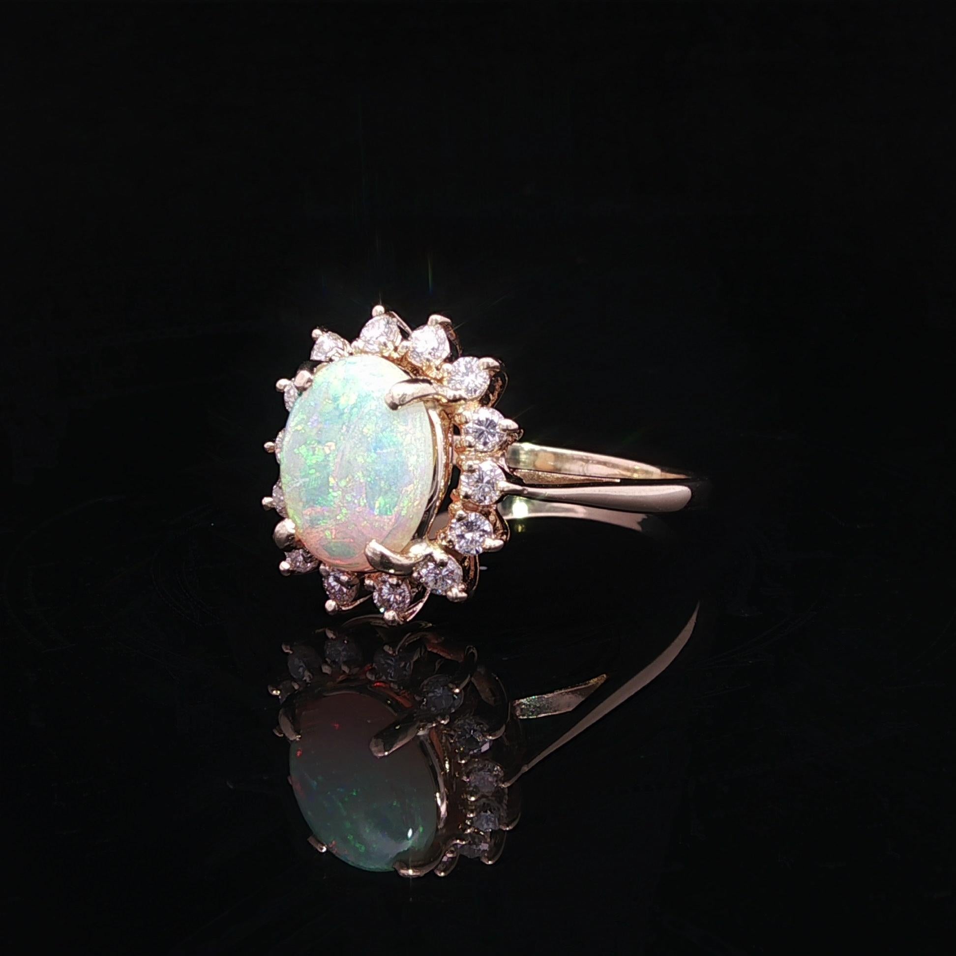 Bague en or jaune massif, opale colorée ovale avec halo de diamants, fleur en grappe Excellent état - En vente à Montclair, NJ