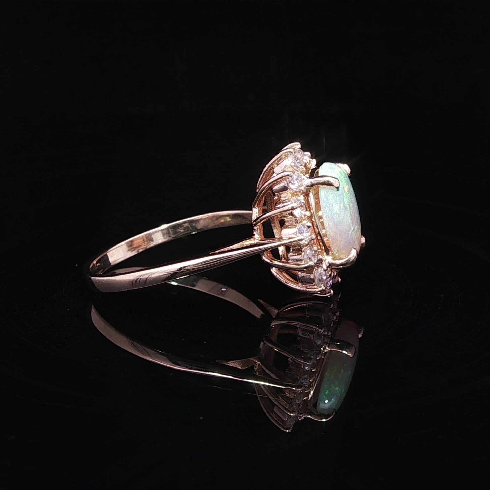 Bague en or jaune massif, opale colorée ovale avec halo de diamants, fleur en grappe en vente 1