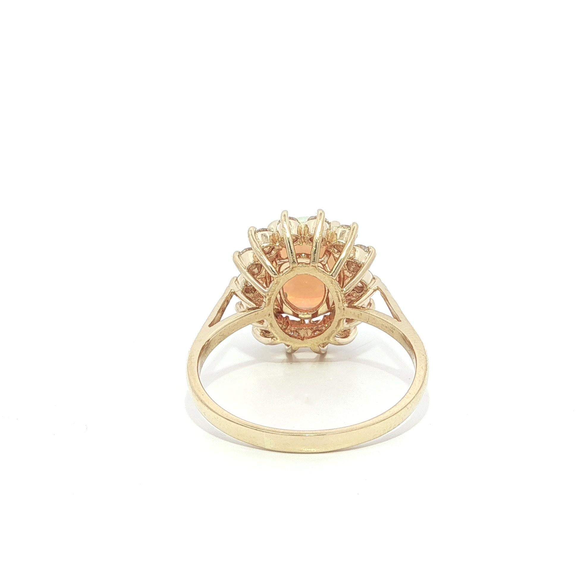 Bague en or jaune massif, opale colorée ovale avec halo de diamants, fleur en grappe en vente 2