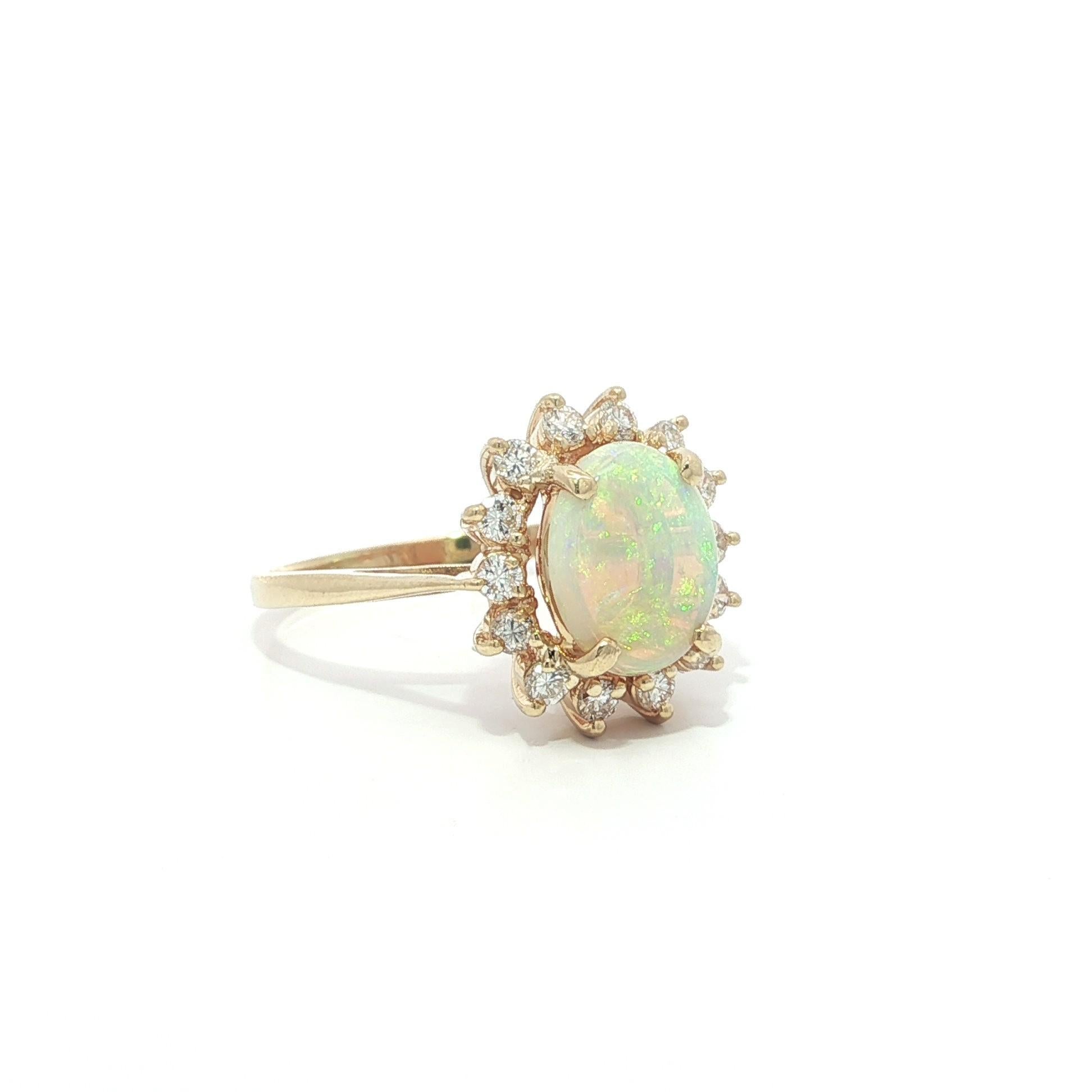 Bague en or jaune massif, opale colorée ovale avec halo de diamants, fleur en grappe en vente 4