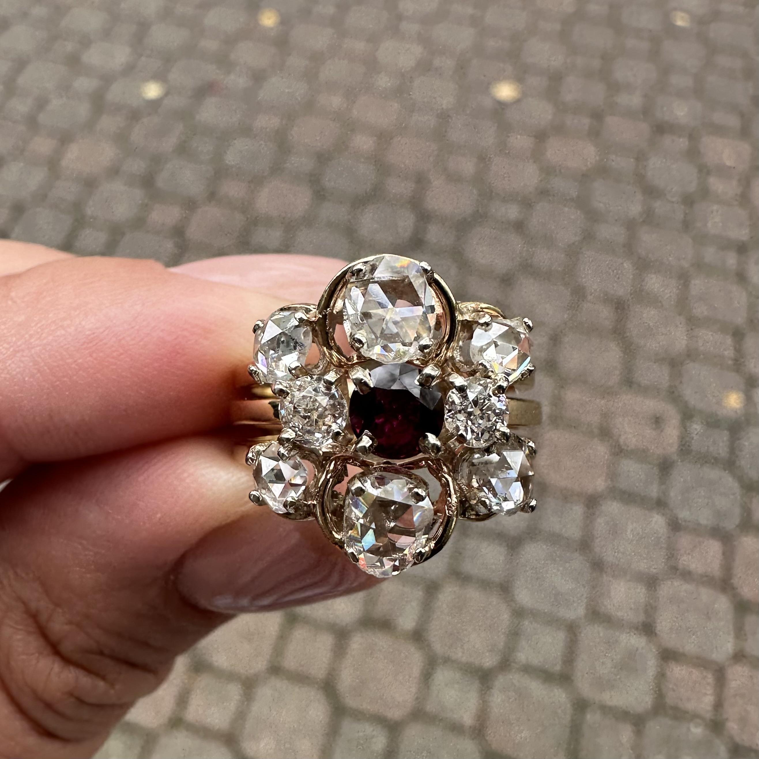 Anello in oro giallo massiccio con rubino rotondo, rosa grande e diamanti taglio vecchio in vendita 7