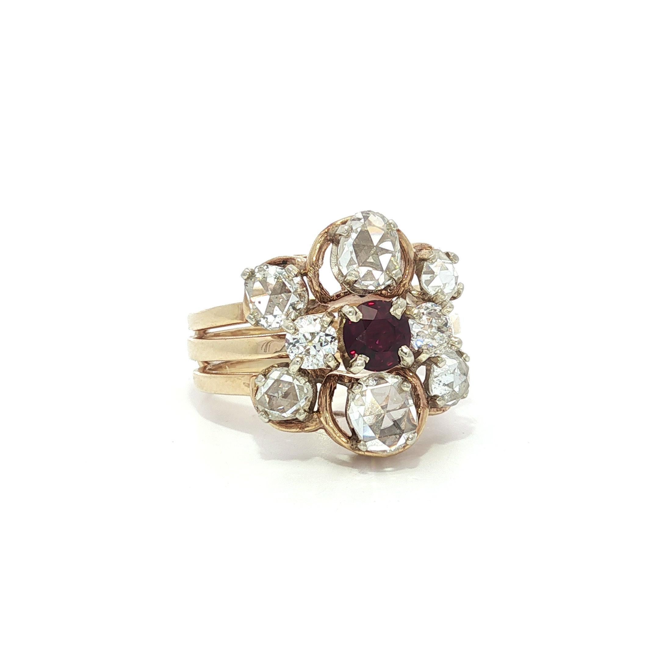 Taglio brillante Anello in oro giallo massiccio con rubino rotondo, rosa grande e diamanti taglio vecchio in vendita