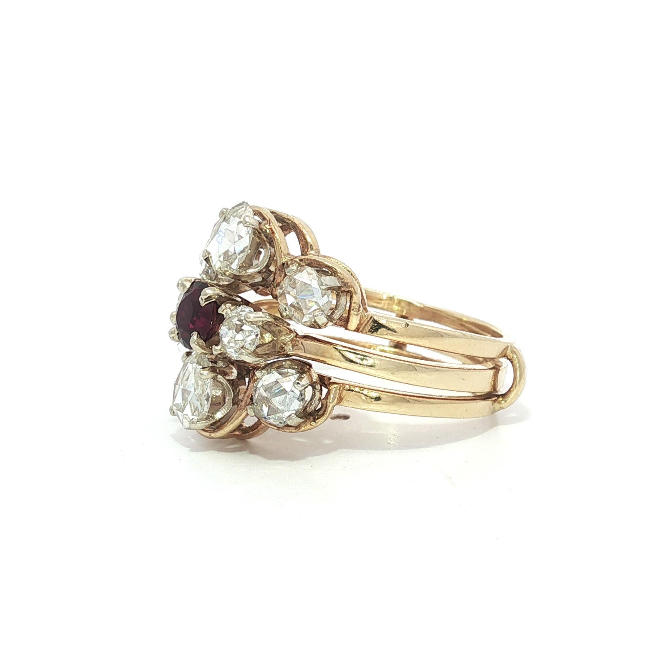Anello in oro giallo massiccio con rubino rotondo, rosa grande e diamanti taglio vecchio In condizioni buone in vendita a Montclair, NJ