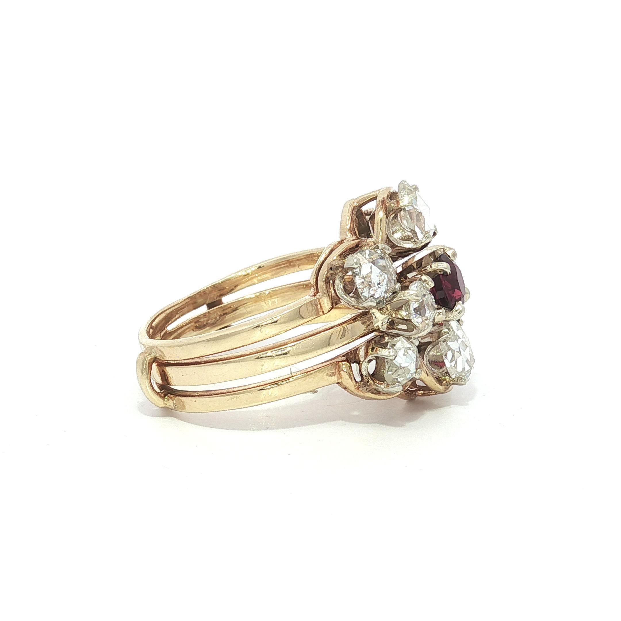 Anello in oro giallo massiccio con rubino rotondo, rosa grande e diamanti taglio vecchio in vendita 1