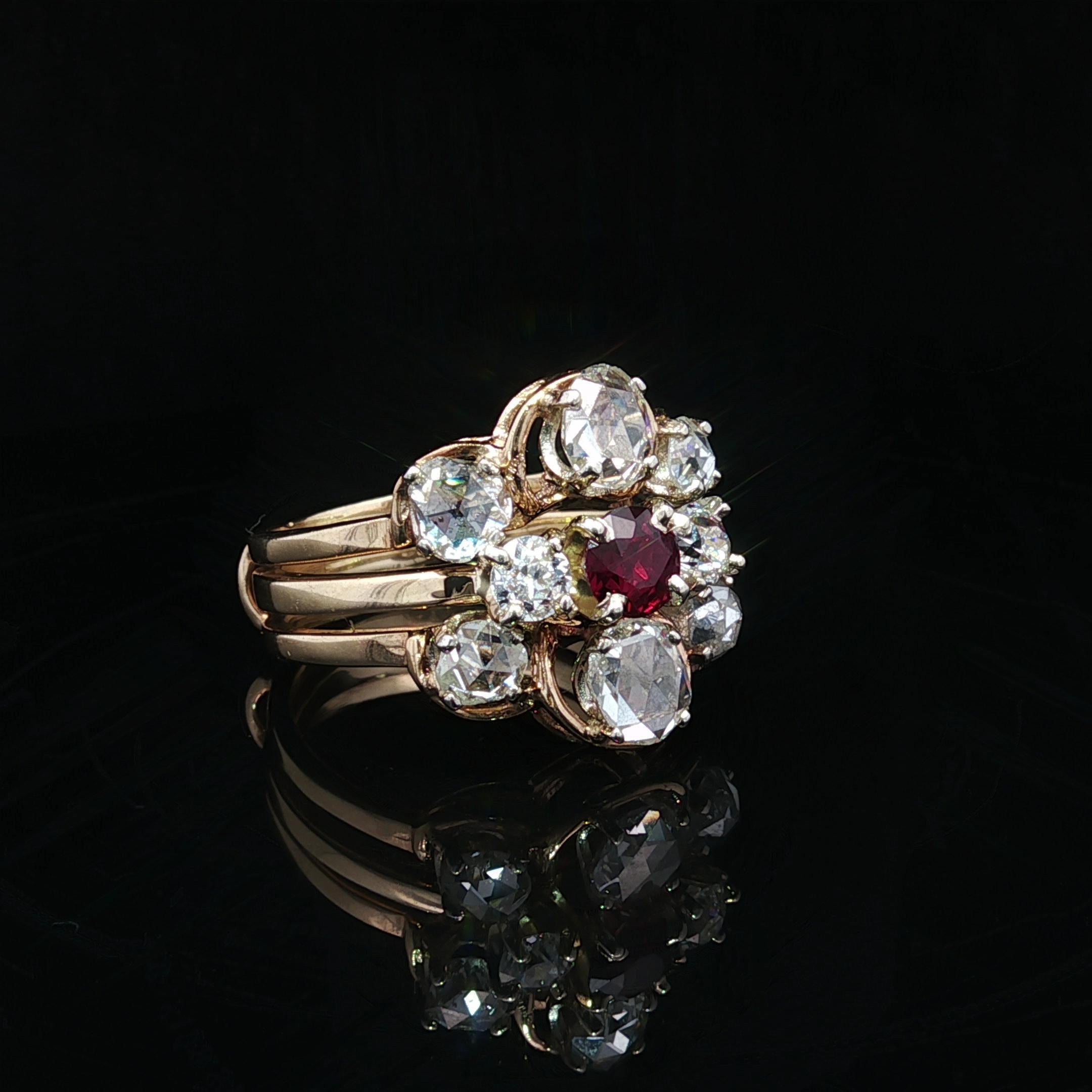 Anello in oro giallo massiccio con rubino rotondo, rosa grande e diamanti taglio vecchio in vendita 3