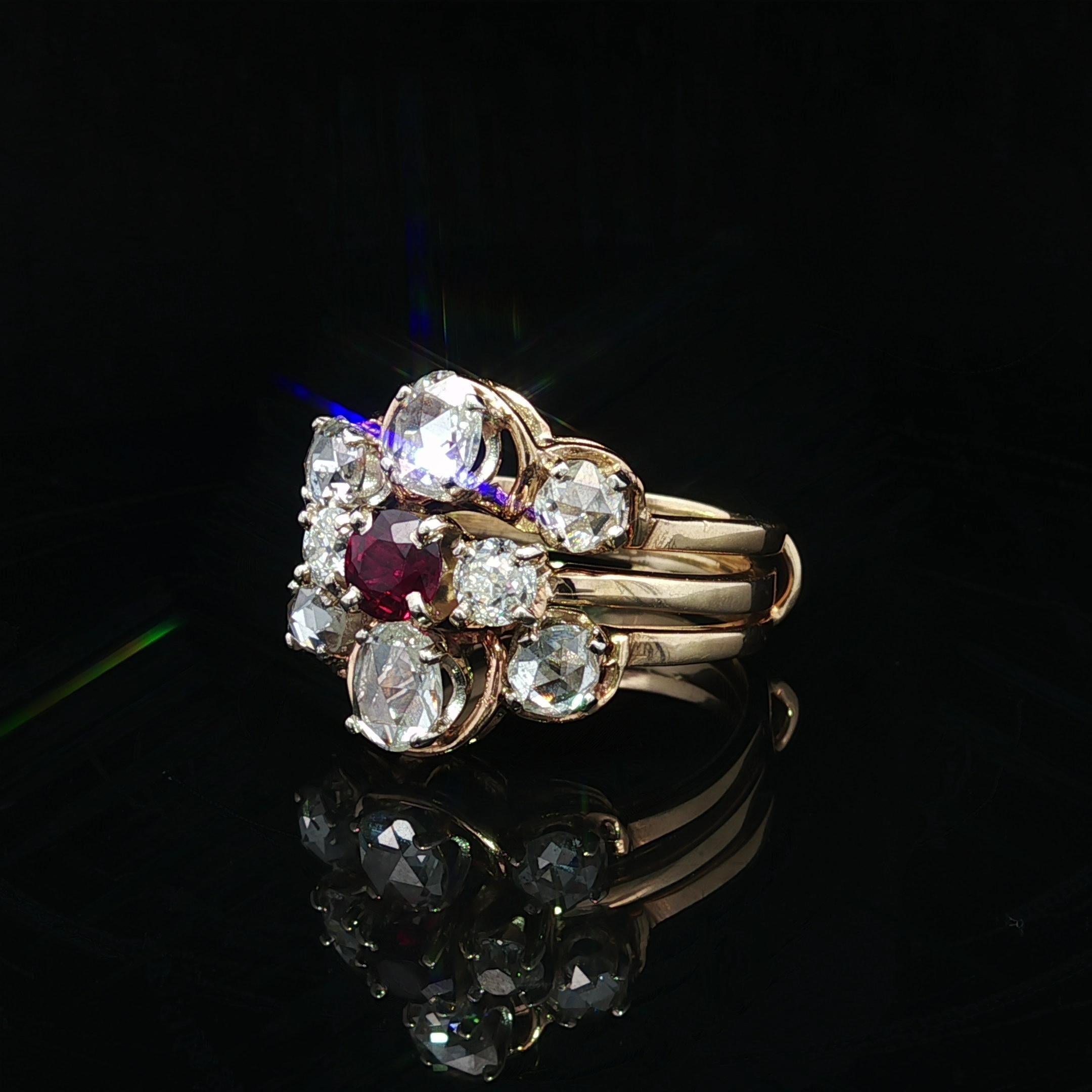 Anello in oro giallo massiccio con rubino rotondo, rosa grande e diamanti taglio vecchio in vendita 4