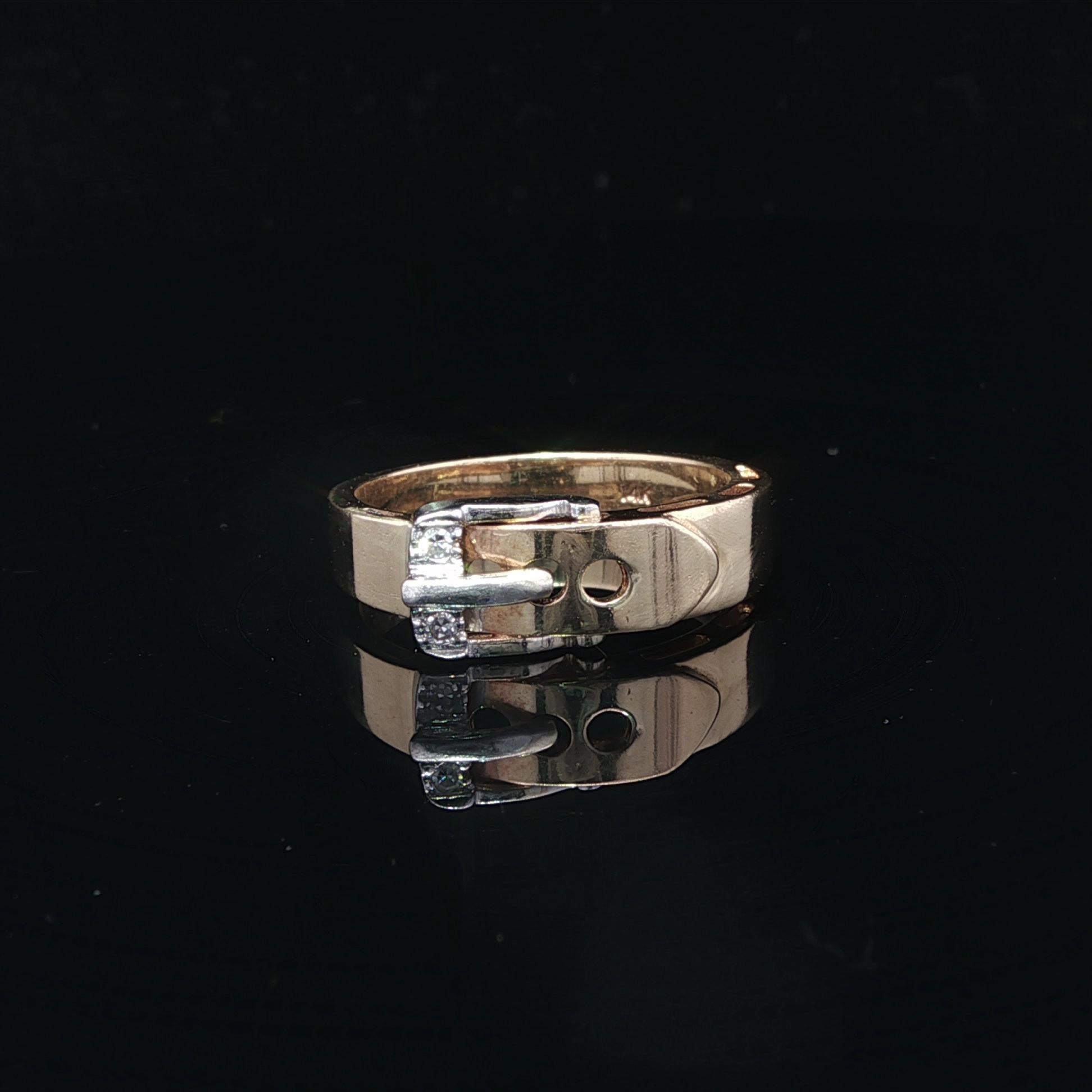 -- Pierre(s) --
(2) Diamants naturels véritables - taille ancienne simple - sertis en pavé - beaux diamants blancs brillants - 0,03ctw (approx.)

MATERIAL : Or jaune 14 carats massif avec accents d'or blanc
Poids : 3.76 grammes
Taille de la bague :