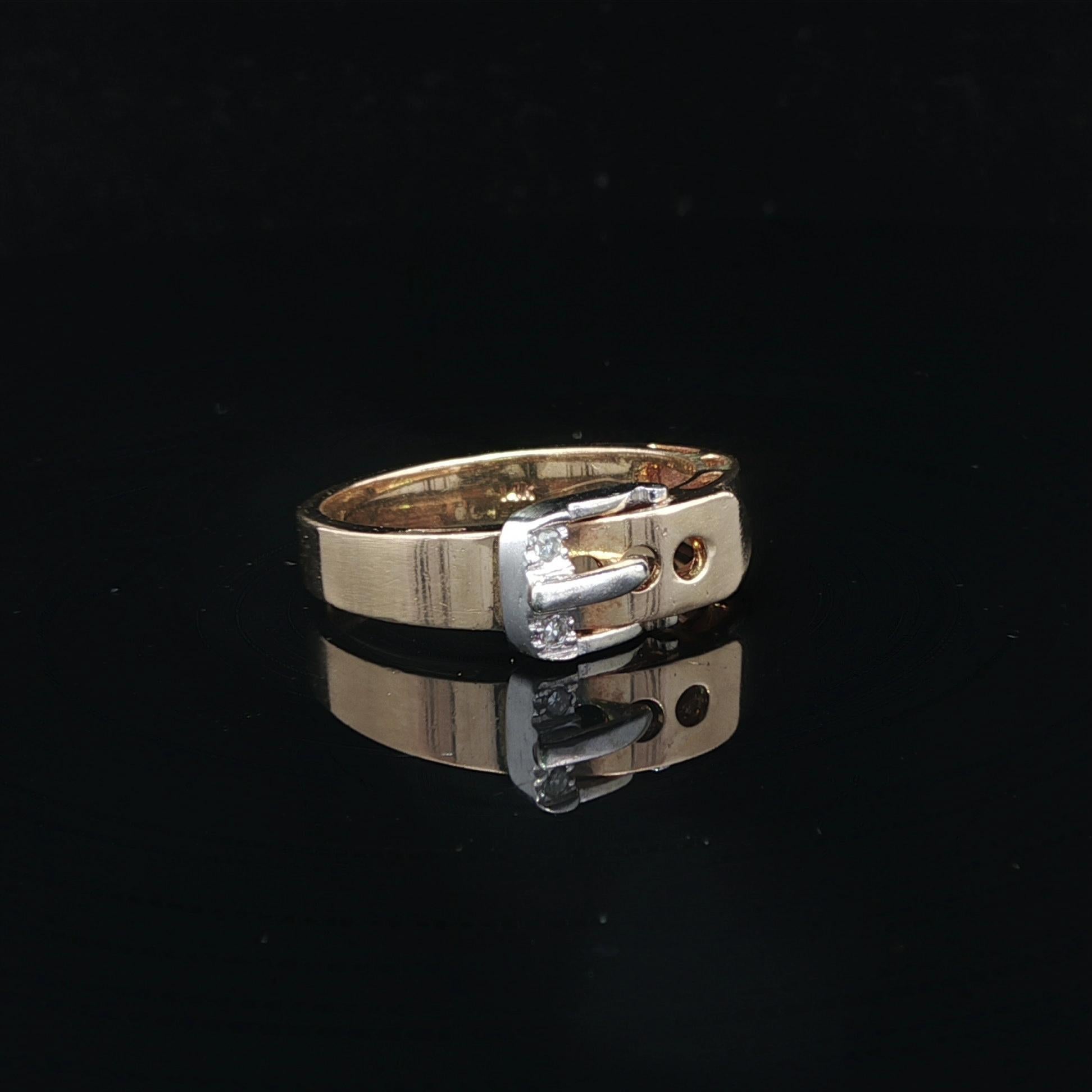 Taille simple Bague à boucle en or jaune et blanc massif 0,03 ct de diamant rond en vente