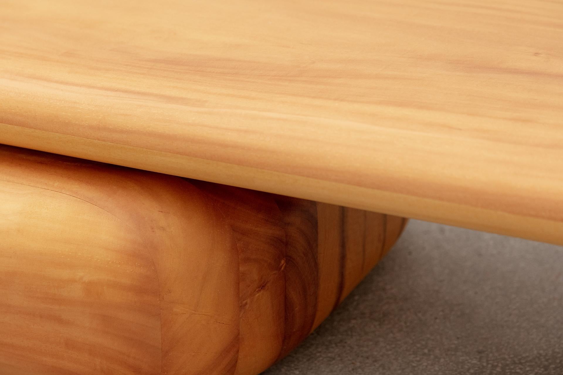 Solida Center Table, von Rain, Zeitgenössischer Center Table, Massivholz Garapá (Holz) im Angebot