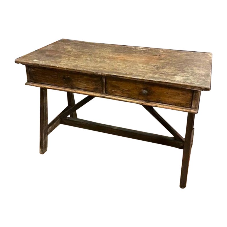 Solido tavolo da lavoro o scrittoio in legno e patina, italia