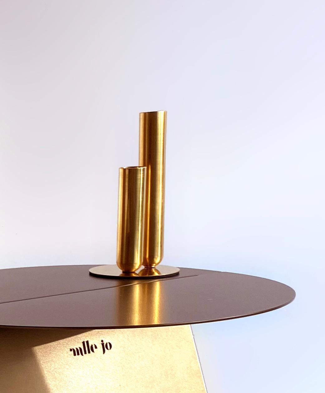 Soliflore Brass Vase by Mademoiselle Jo
Dimensions: Ø 8.5 x H 15 cm.
Materials: Turned brass with magnet and EVA foam tray.

Hollow cylinders of 15 cm and 10 cm, diameter 2.5 cm. Plate diameter of 8.5 cm. Metal version with matt white or black
