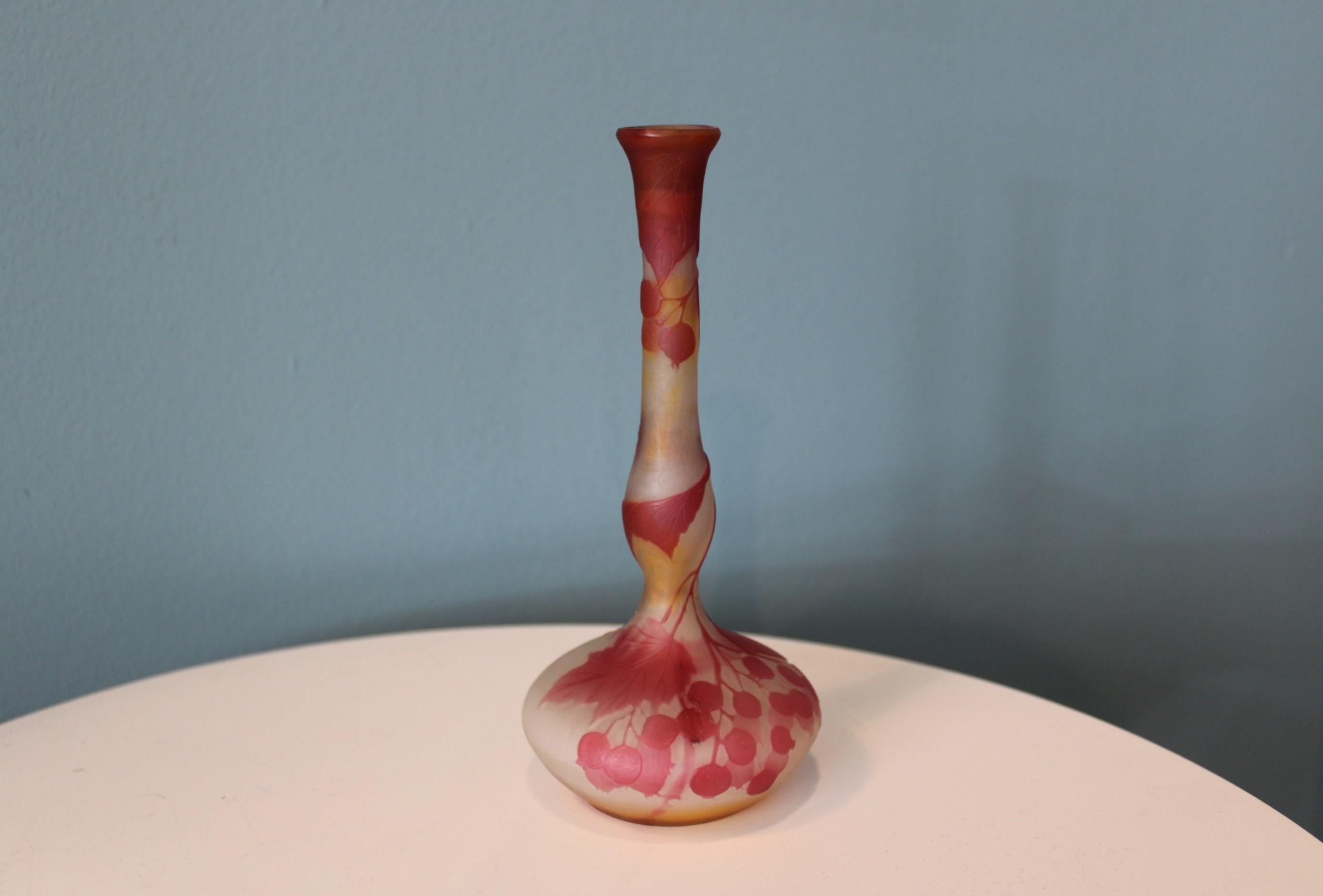 Kleine Soliflores-Vase aus Glaspaste
Unterzeichnet Gallé, Frankreich
Jugendstil, frühes 20. Jahrhundert.