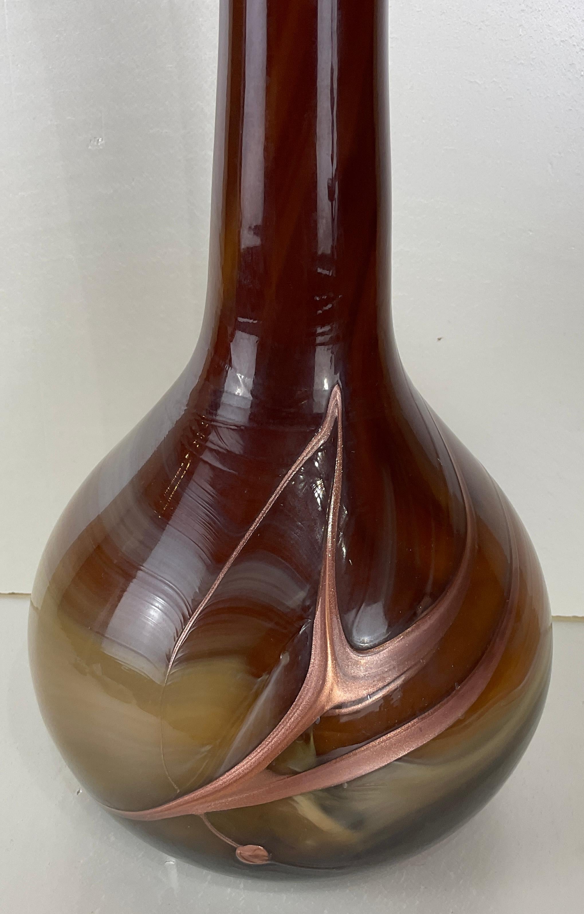 Unique et sophistiqué, ce vase est fabriqué en pâte de verre soufflée à la bouche et décoré à la main selon une technique inventée par les Romains, réintroduite à l'époque de l'Art nouveau et poursuivie tout au long des années 1960. 

Cette création