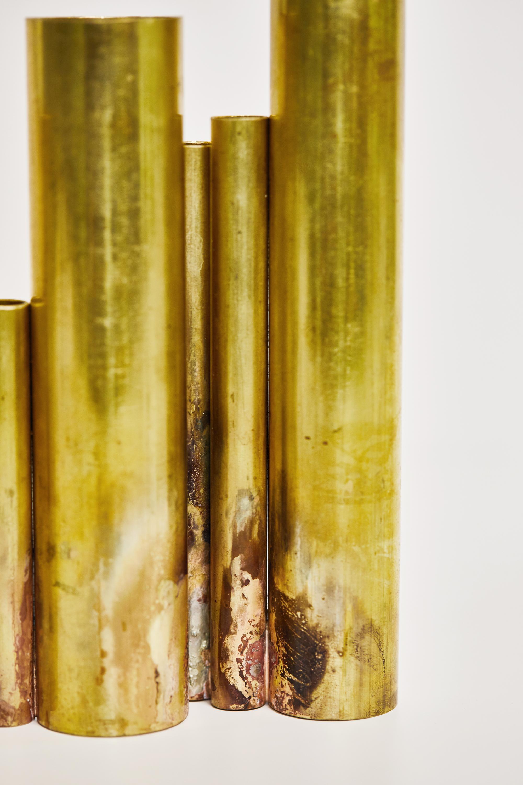 Soliflores Vase aus Messing, signiert von Pia Chevalier
Rohes Messing, Silberlote.
Abmessungen: ø 2,6 bis 3,8 x 14 cm H 19 bis 22 cm
Jede einzelne ist einzigartig

Pia Chevalier ist eine französische zeitgenössische Designerin.
Pia Chevalier ist