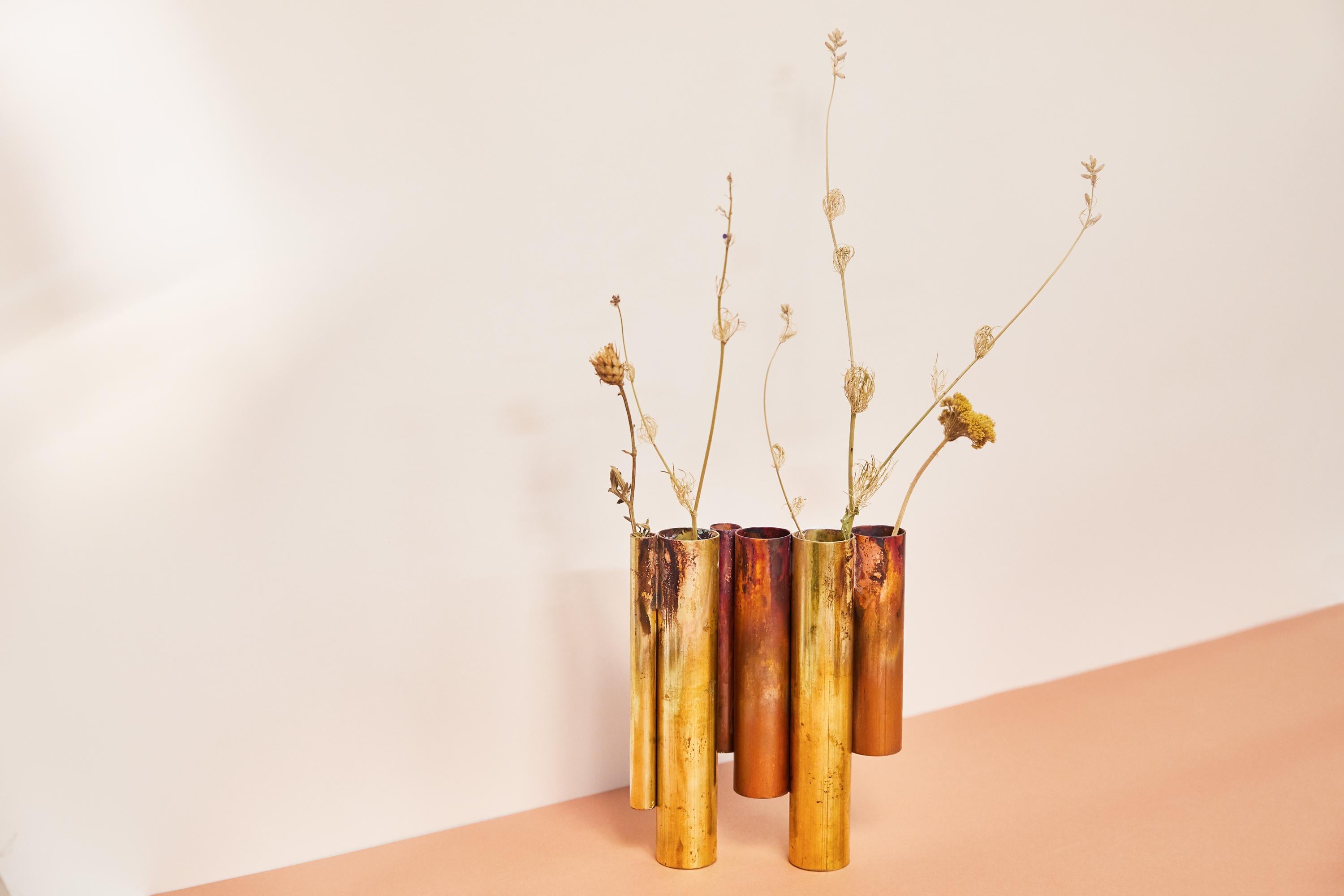 Moderne Soliflores I, vase en laiton sculpté signé par Pia Chevalier en vente