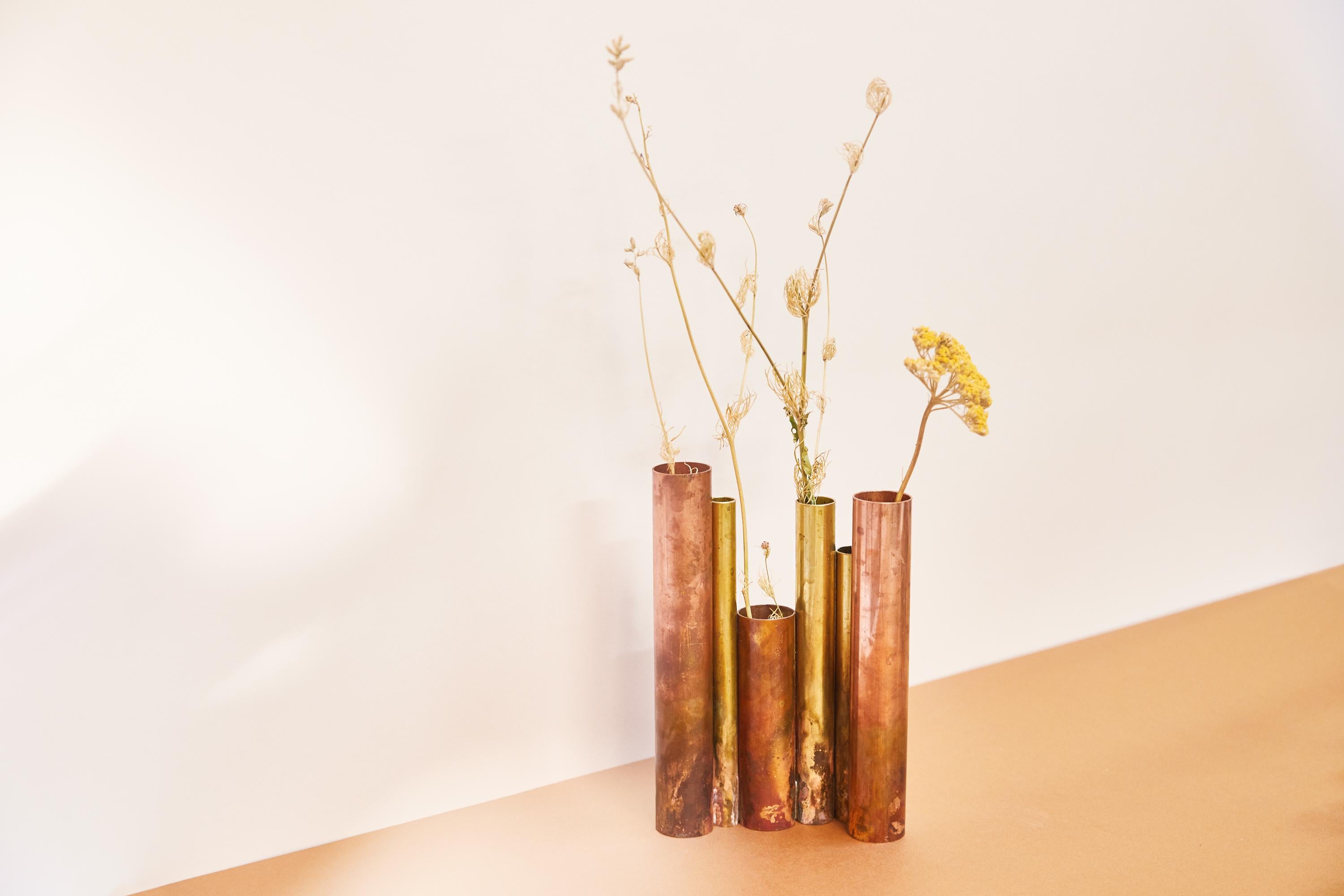 Soliflores I, vase en laiton sculpté signé par Pia Chevalier en vente 2
