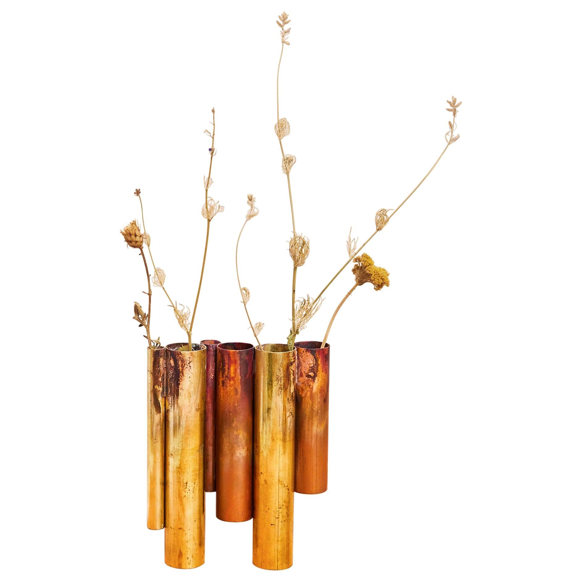 Soliflores I, vase en laiton sculpté signé par Pia Chevalier