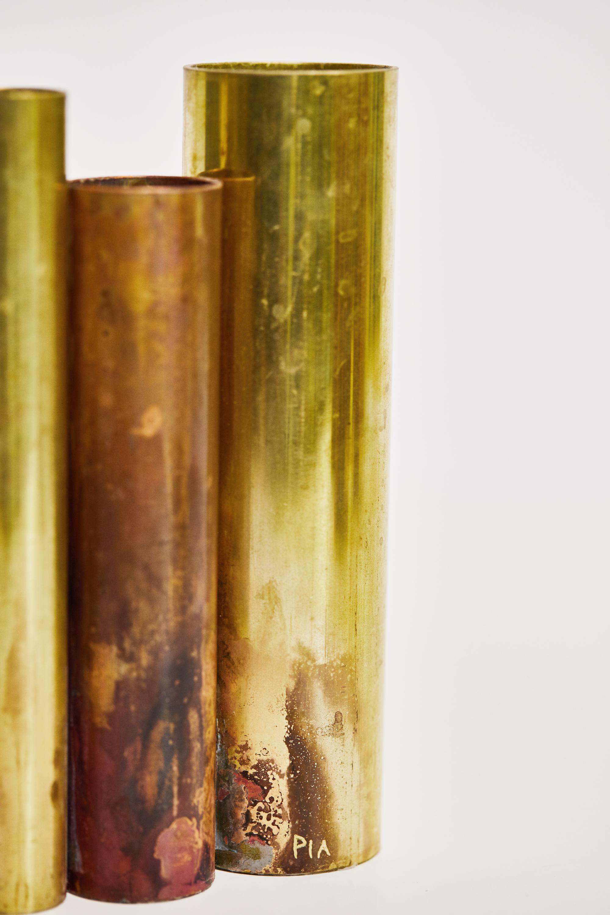 Soliflores II, Vase aus Messing, signiert von Pia Chevalier
Rohes Messing, Silberlote und Porzellan.
Abmessungen: ø 2,6 bis 3,8 x 14 cm H 19 bis 22 cm
Jede einzelne ist einzigartig.

Pia Chevalier ist eine französische zeitgenössische