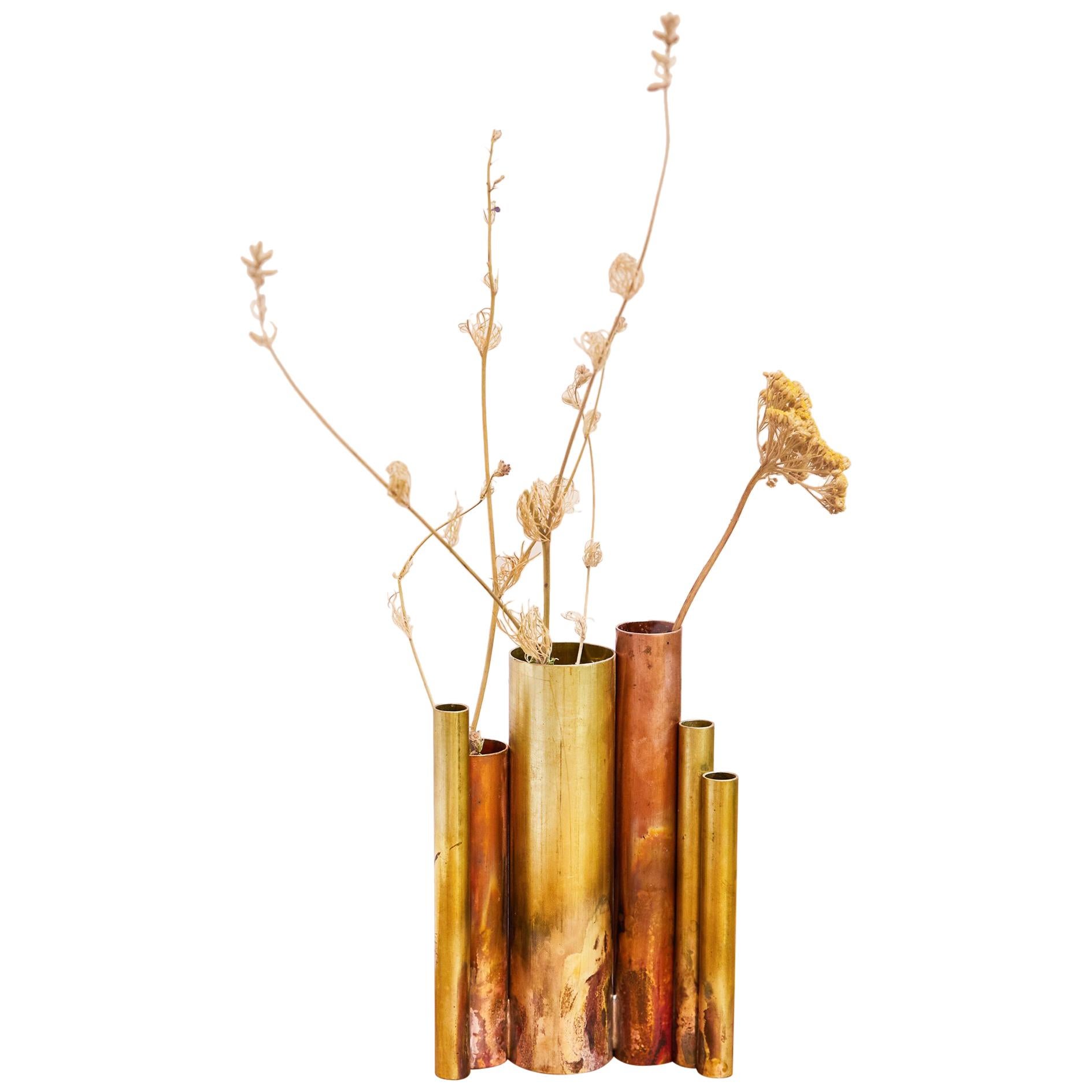Soliflores II, Vase aus geformtem Messing, signiert von Pia Chevalier im Angebot