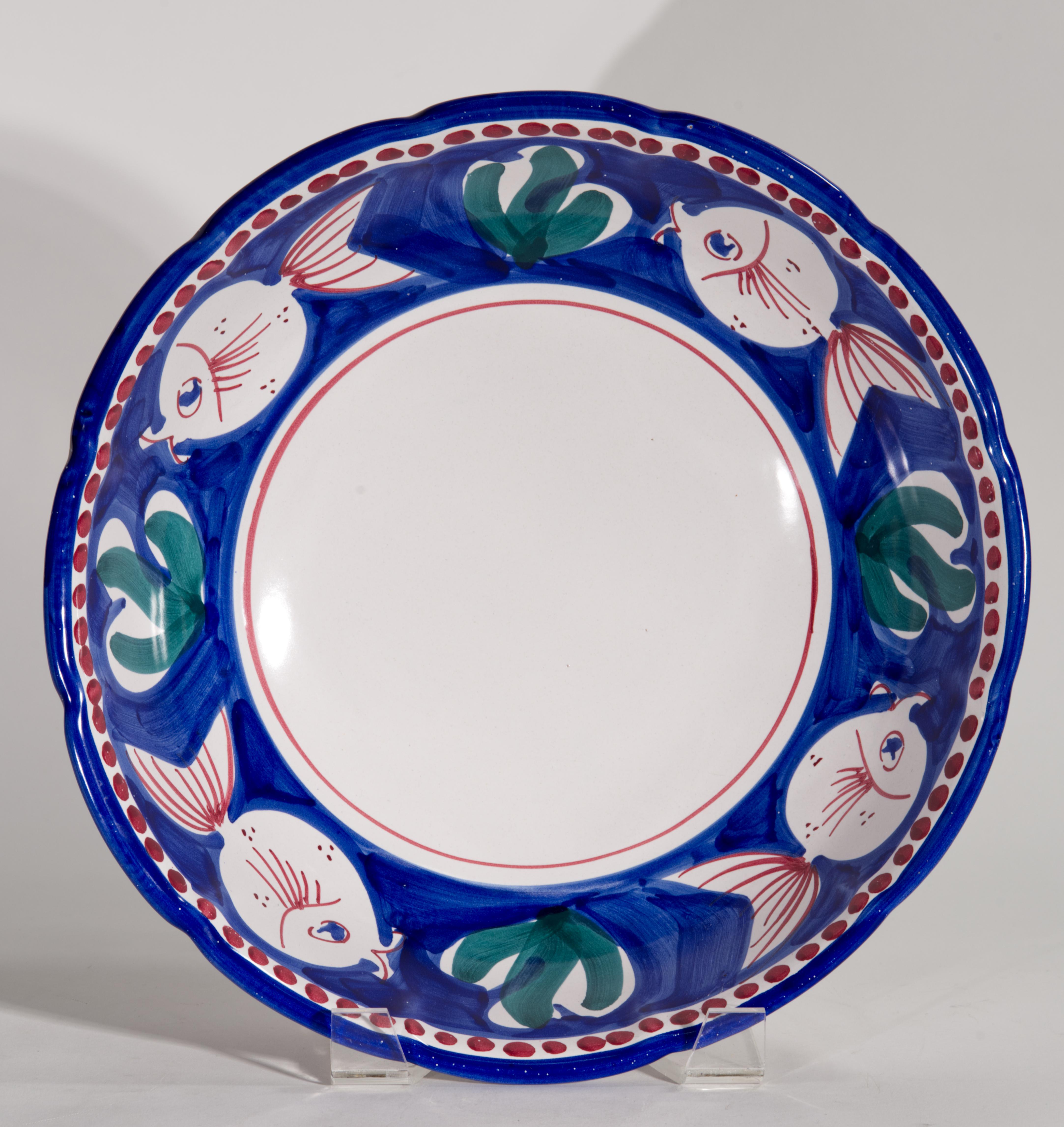 Ce grand bol de service vintage en majolique a été fabriqué à la main en terre cuite par Ceramica Artistica Solimene au Vietri, en Italie. Les pièces sont peintes à la main dans le motif Decoro Campagna (style campagnard) qui est leur marque de