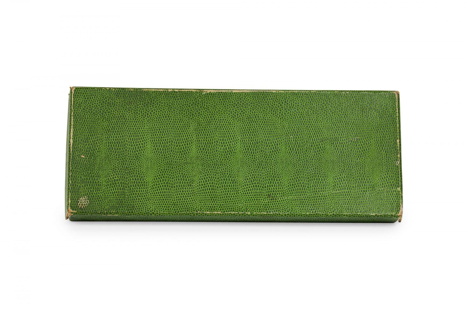 3-teiliges deutsches rustikales Schnitzbesteck aus Edelstahl und Horn, bestehend aus einem Schnitzmesser, einer Schnitzgabel und einem Messerschärfer in einer grünen, satinierten Schachtel. (gestempelt, SOLINGEN BARON GERMANY)(PREIS ALS