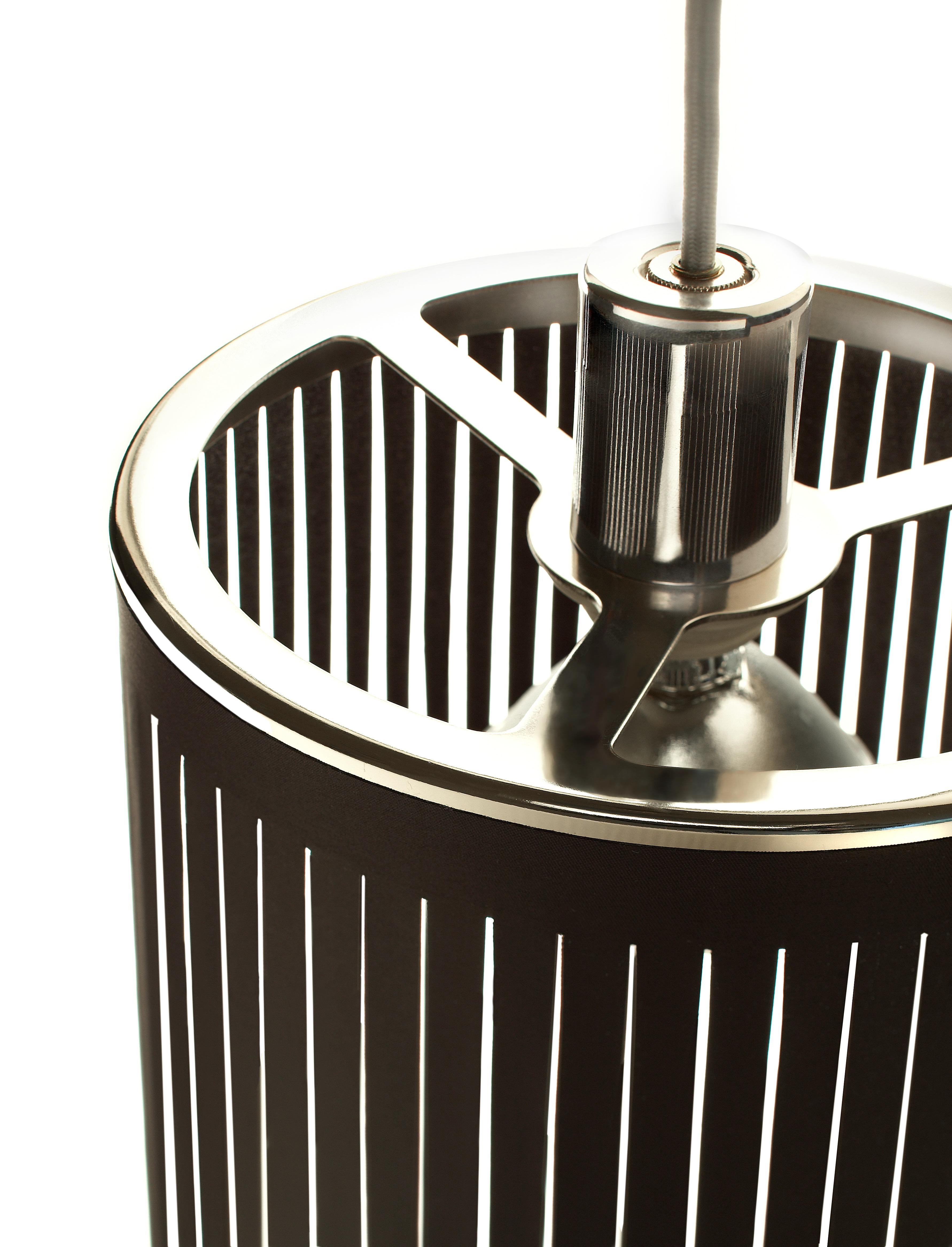 Solis è una lampada a sospensione innovativa, semplice ed elegante, che può essere utilizzata come sospensione, appesa a una parete o come apparecchio portatile indipendente per creare un ambiente caratteristico. L'opera risultante è un'accattivante