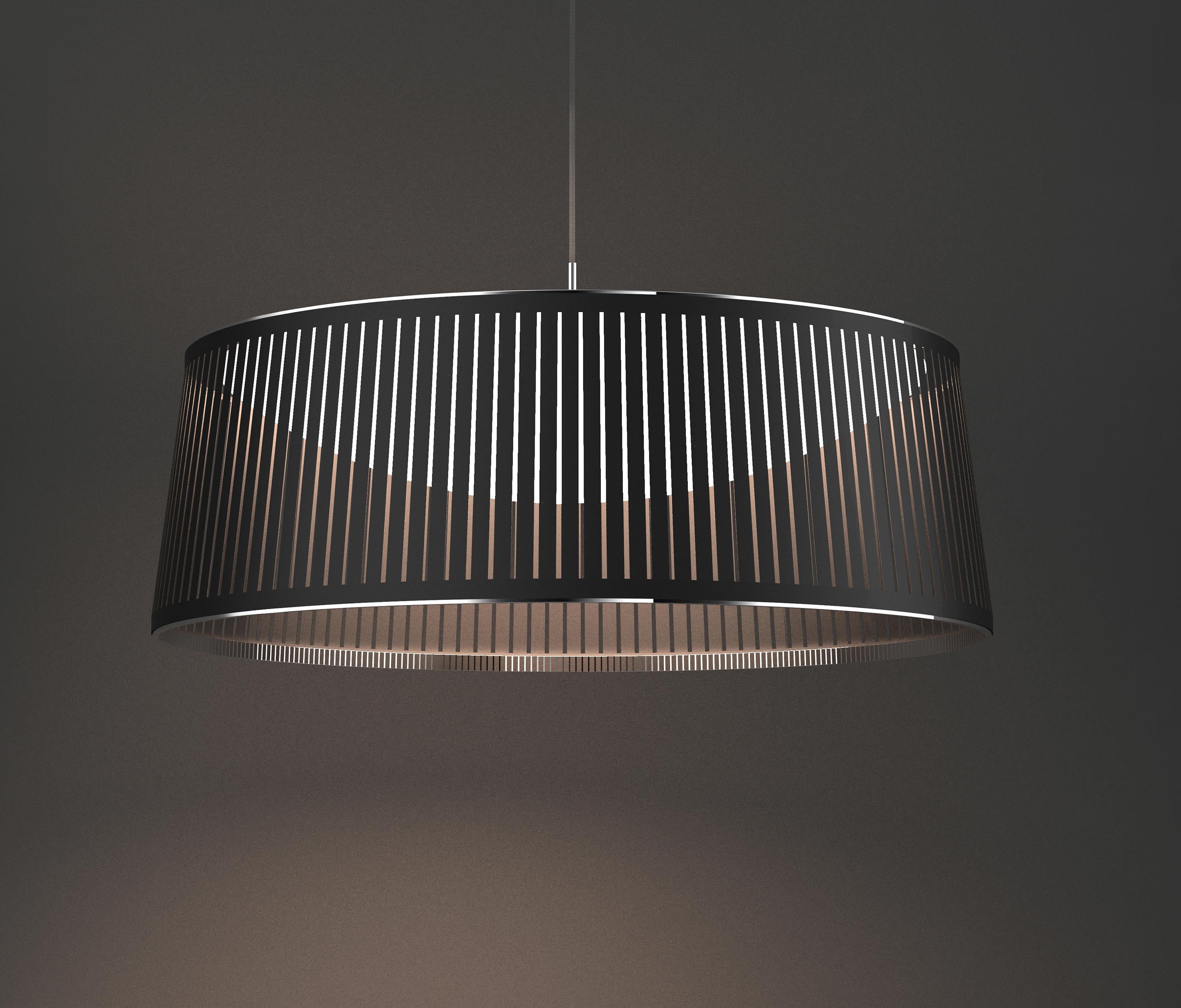 Il nuovo pendente Solis Drum è l'ultima novità dell'elegante famiglia di sospensioni Solis. Caratterizzato da una miscela unica e coinvolgente di luci e ombre, Solis Drum è realizzato in tessuto di poliestere tagliato al laser combinato con una