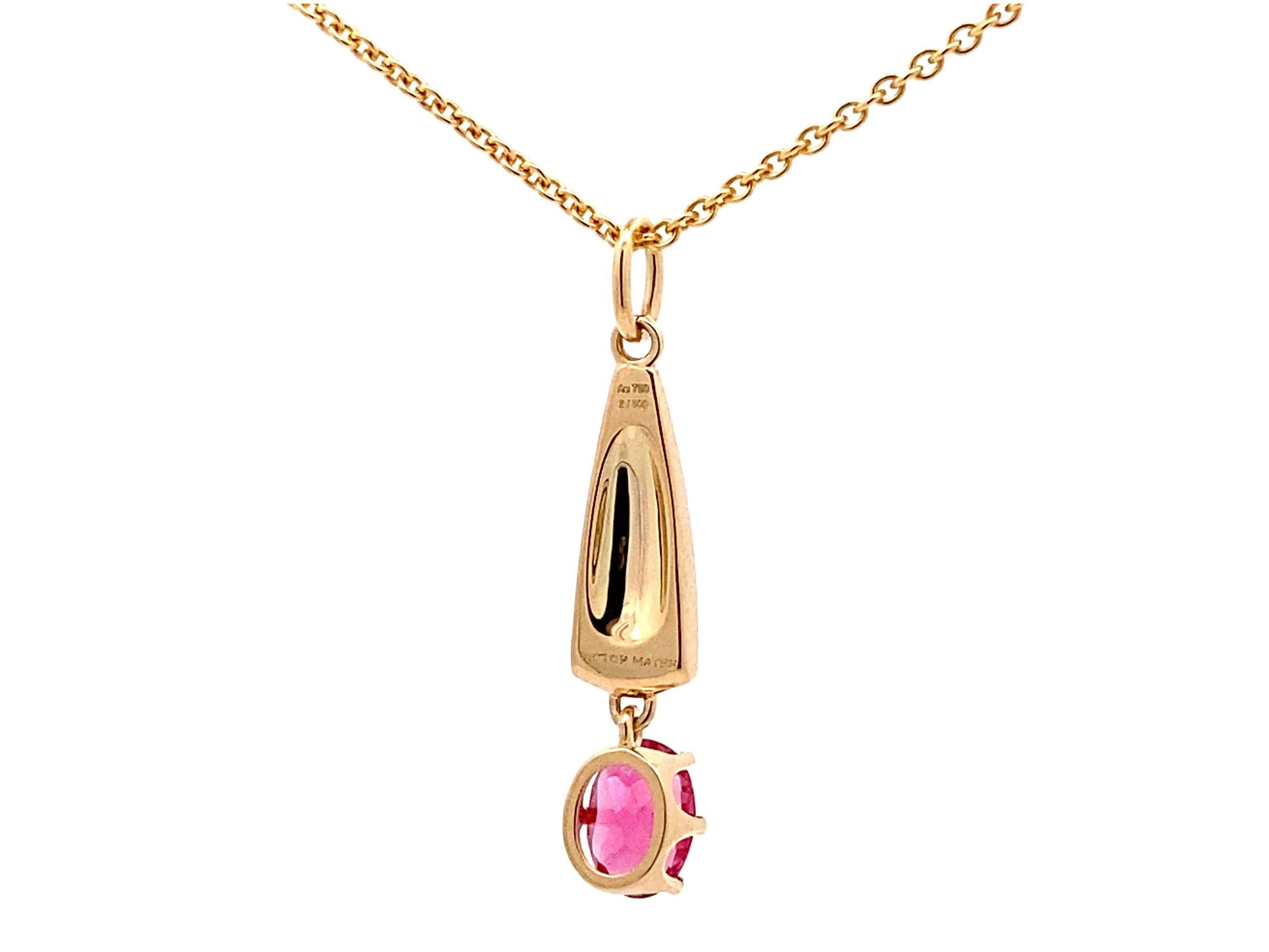 Pendentif Victor Mayer, Collectional, or jaune 18k, émail vitreux rose, tourmaline rose,  3 diamants, total 0,03 ct, G VS

A propos du créateur Victor Mayer
Victor Mayer est internationalement reconnu pour ses designs élégants et intemporels et son