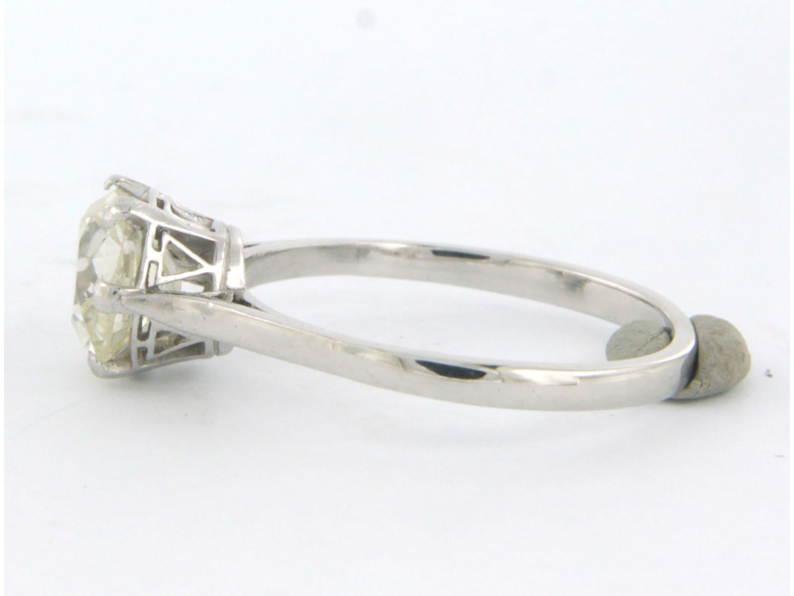 Solitair Ring aus 18 Karat Weißgold und Platin mit Diamanten besetzt im Angebot 2