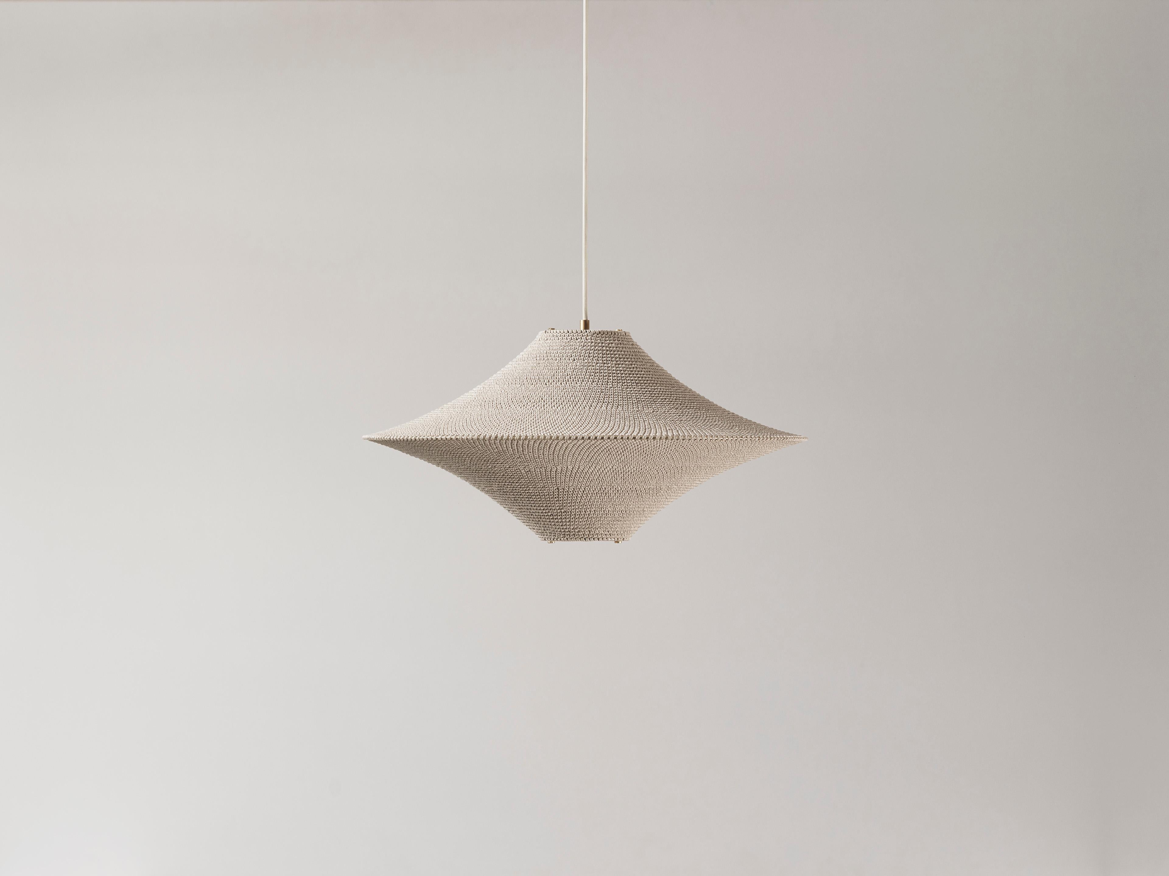 La collezione SIMPLE SHADE è l'essenza di una tonalità. Un design semplice con proprietà trasformative in forme singole e multiple. Utilizzando la filosofia giapponese per progettare con attenzione lo spazio e l'oggetto come un tutt'uno. Questa è