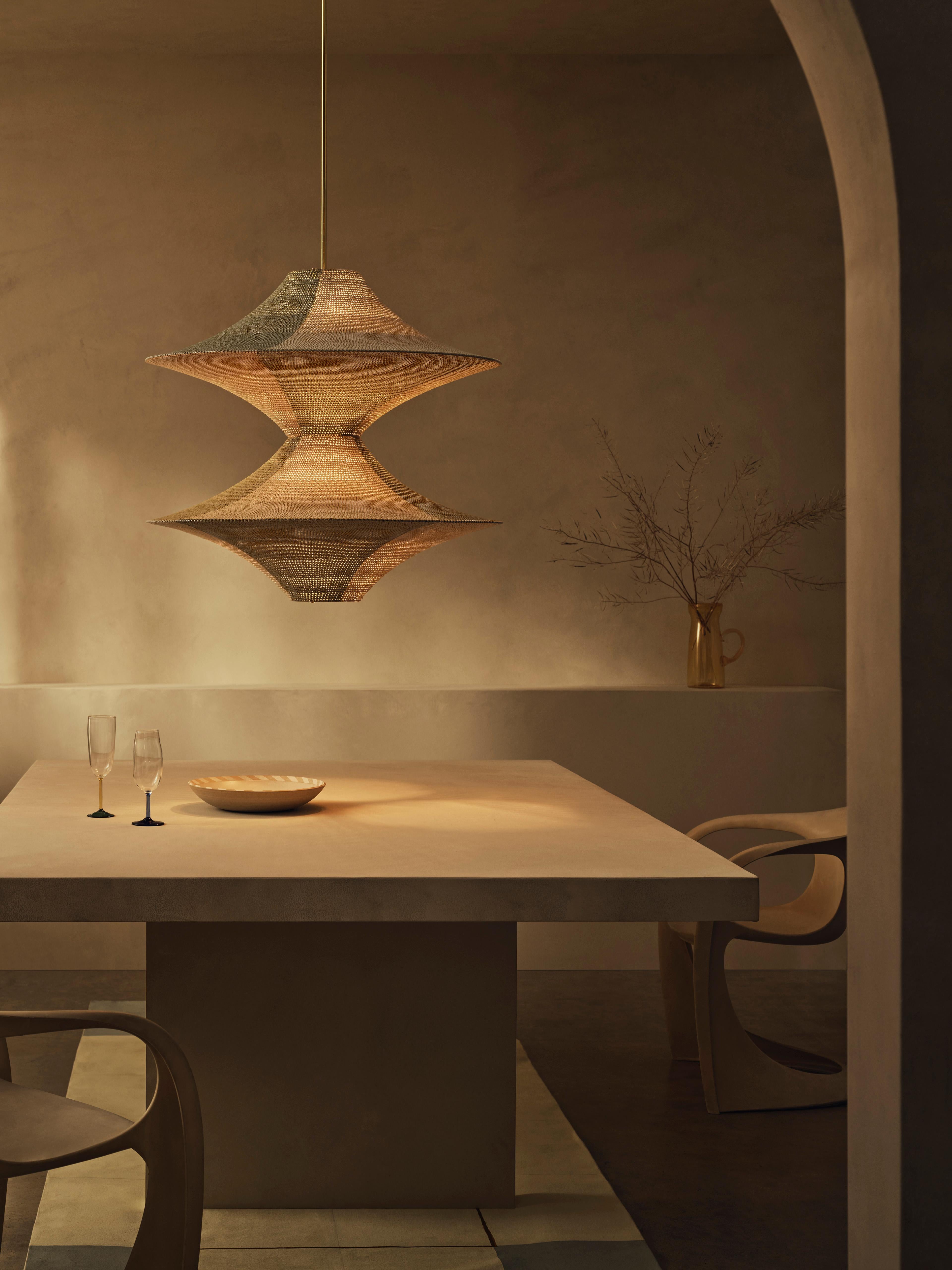 Scandinavo moderno Ciondolo Solitaire 02 Arlecchino realizzato a mano, Ø80cm/31,5in in vendita