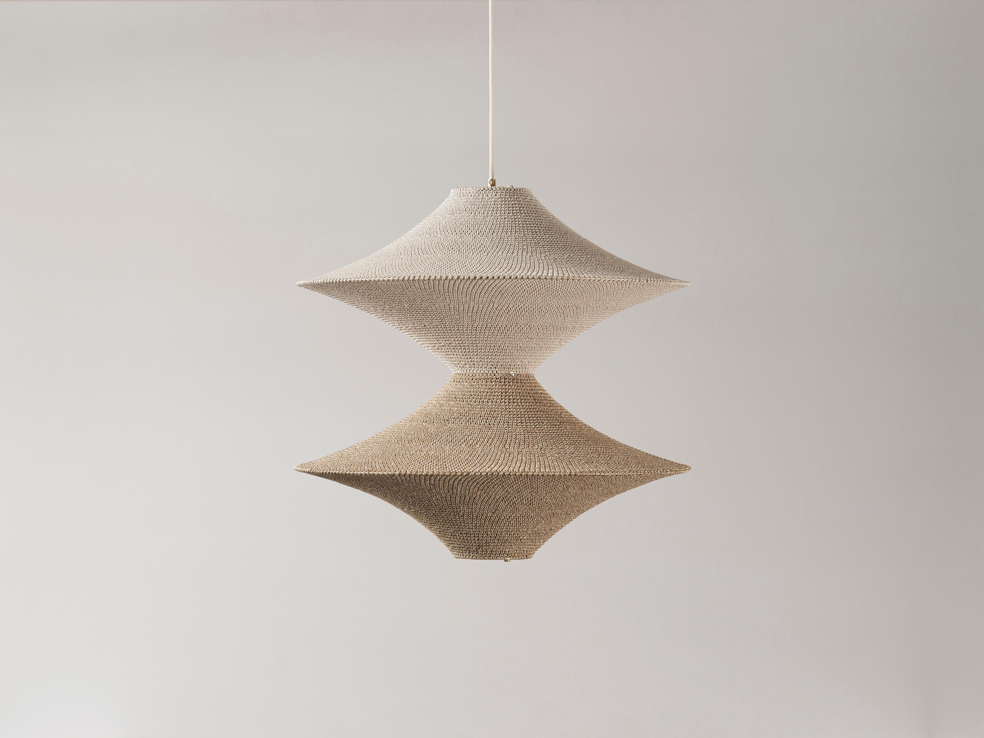 La collezione SIMPLE SHADE è l'essenza di una tonalità. Un design semplice con proprietà trasformative in forme singole e multiple. Utilizzando la filosofia giapponese per progettare con attenzione lo spazio e l'oggetto come un tutt'uno. Questa è