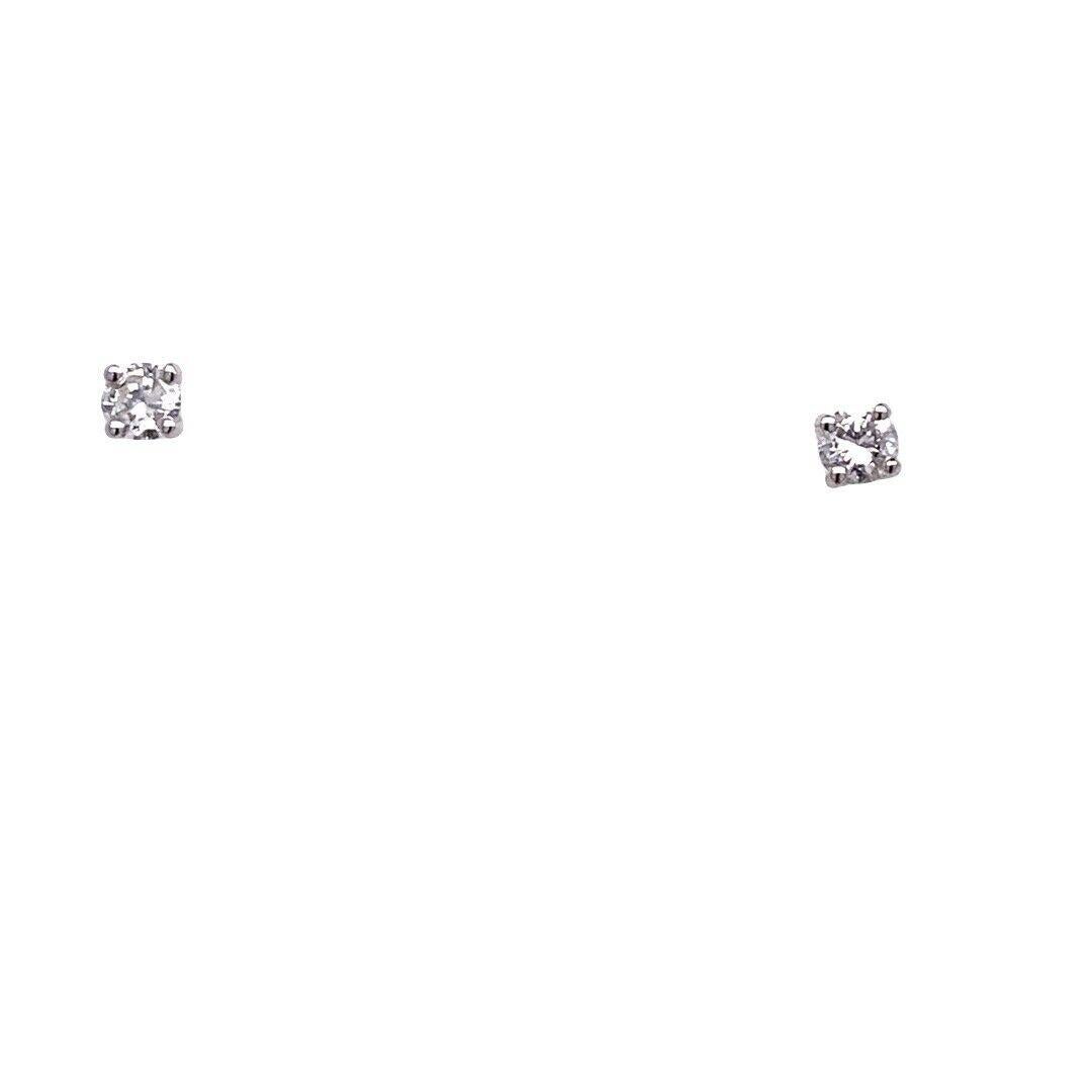 Orecchini in oro bianco 18ct con diamante solitario e Brilliante rotondo da 0,20 ct.

Questo paio di orecchini di diamanti è il modo perfetto per mostrare lo splendore con uno stile senza tempo. Questa coppia presenta un totale di 0,20 carati di