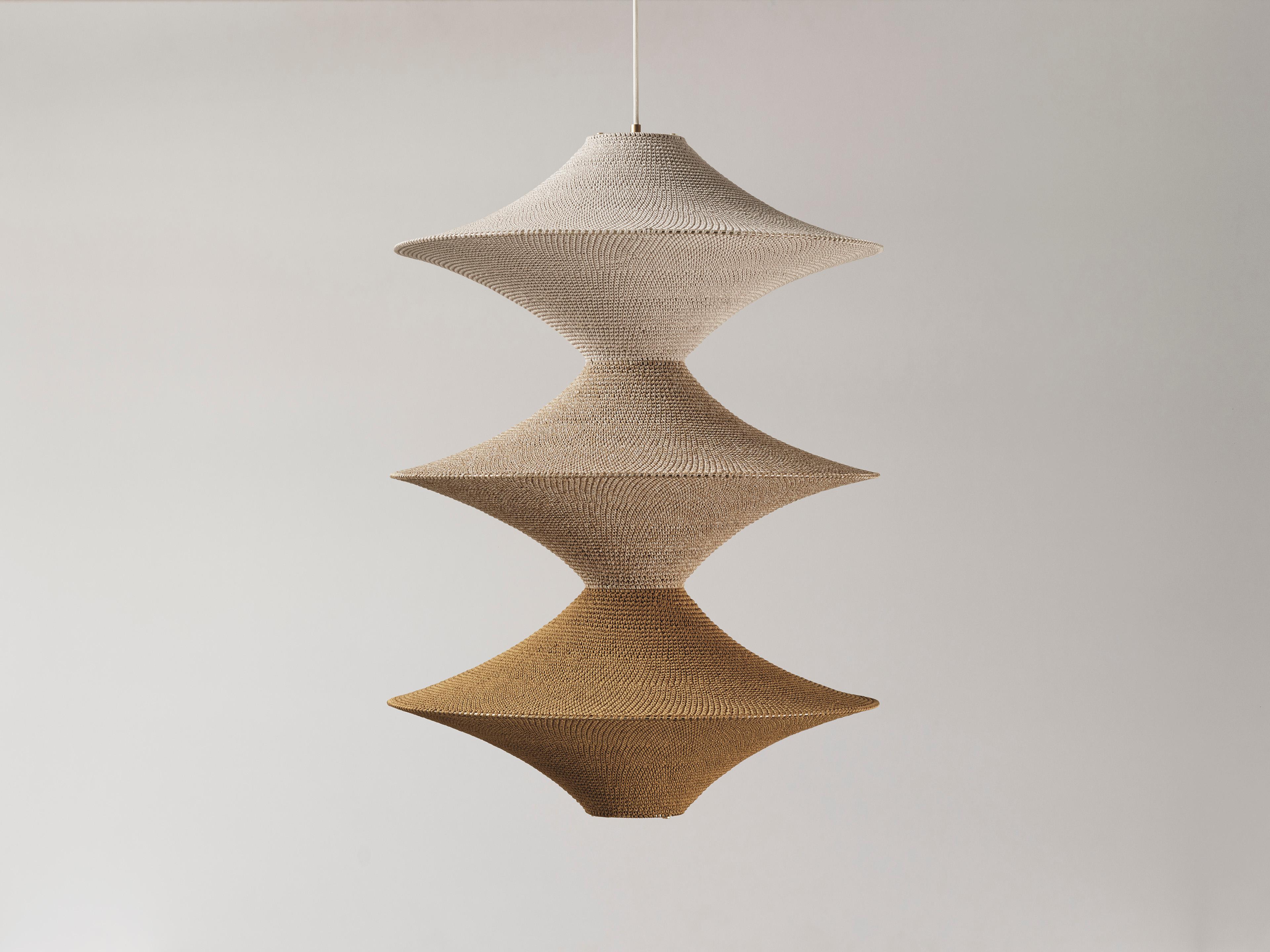 Die Kollektion SIMPLE SHADE ist die Essenz eines Farbtons. Ein einfaches Design mit transformativen Eigenschaften in Einzel- und Mehrfachformen. Die japanische Philosophie wird genutzt, um Raum und Objekt in Einklang zu bringen. Dies ist die einzige