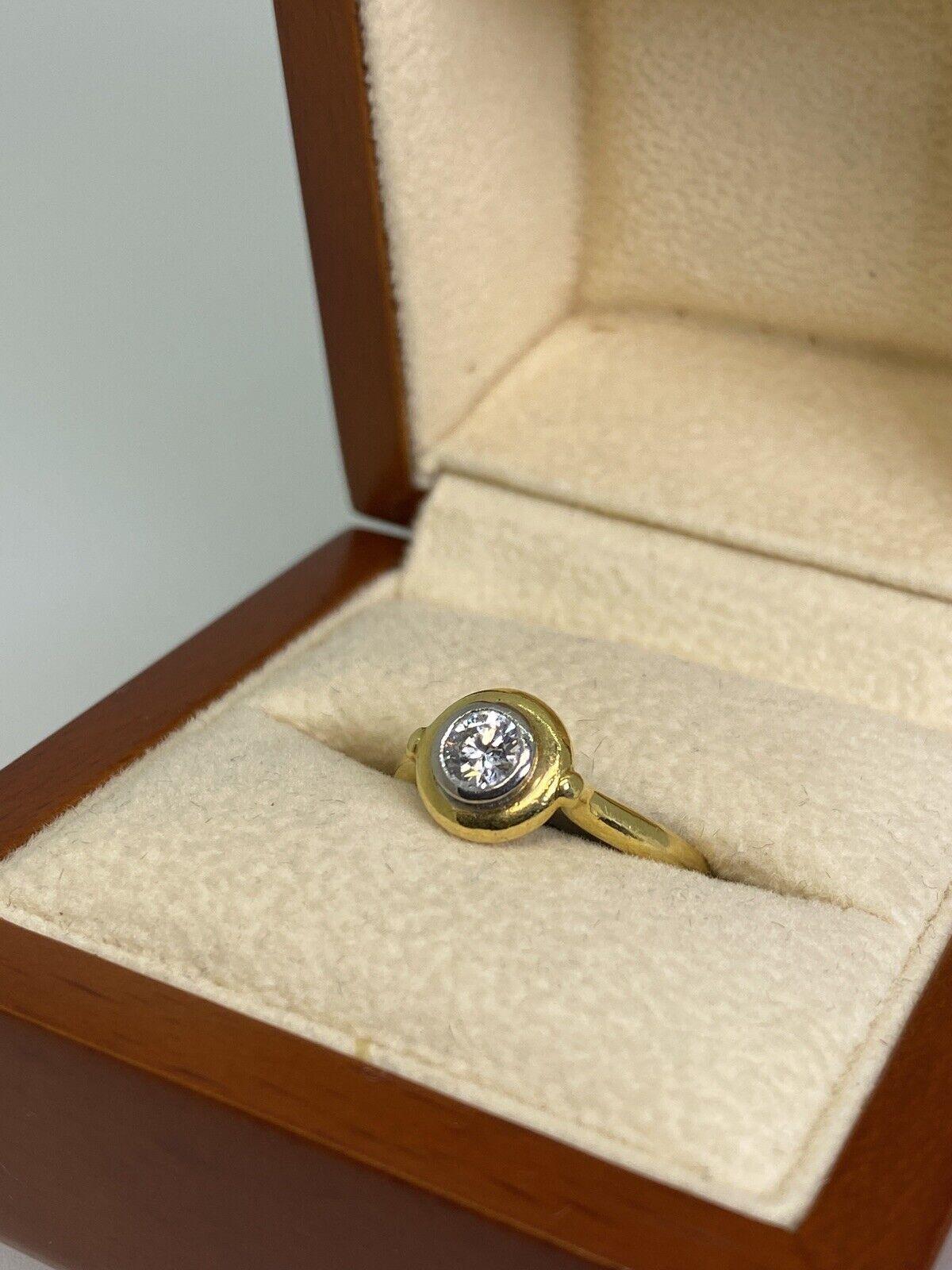 Bague italienne vintage faite à la main avec un diamant solitaire de 0,40 carat.  Pour femmes en vente