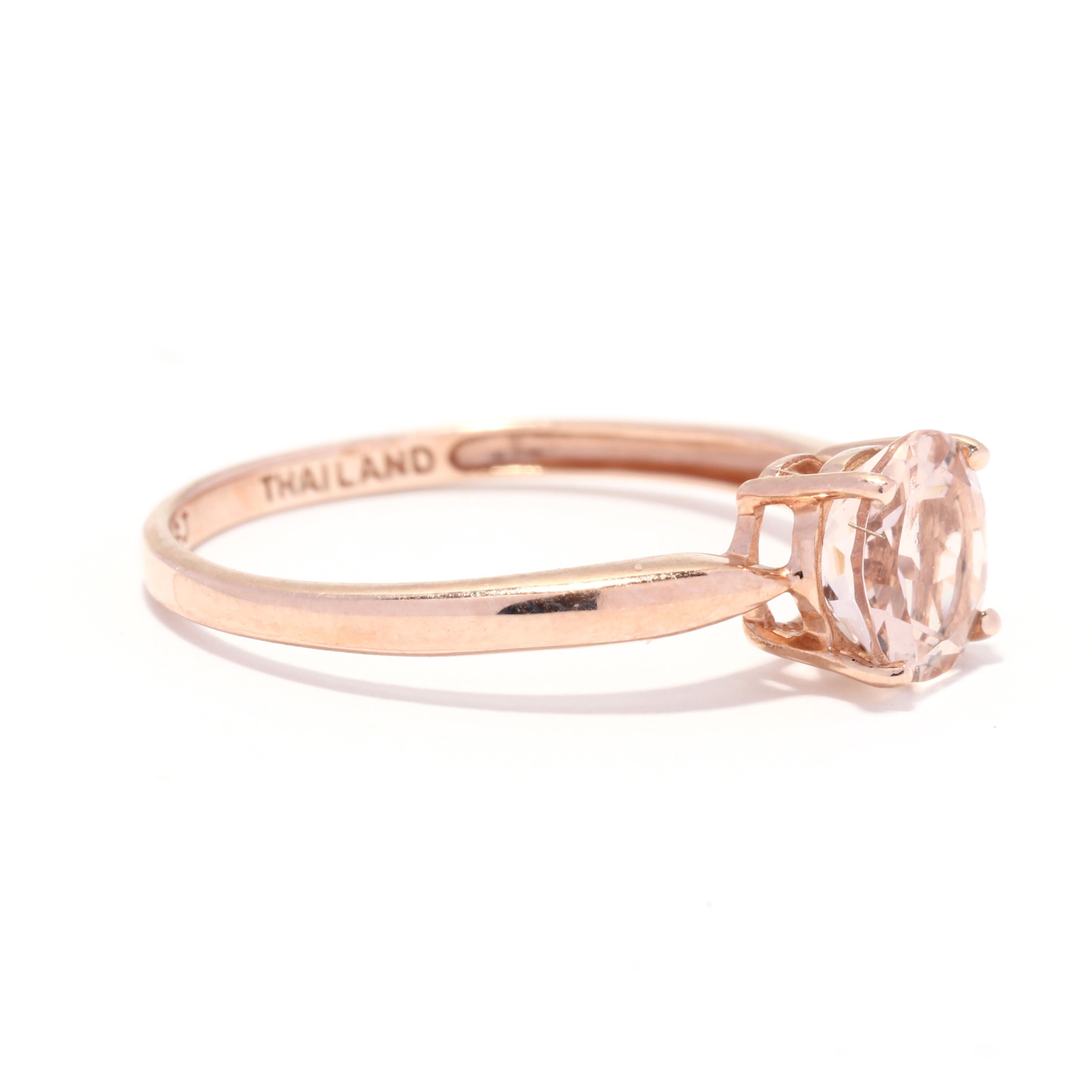 Ein Solitärring aus 10 Karat Roségold mit einem Morganit. Dieser schlichte Ring ist mit einem runden, brillantgeschliffenen Morganit mit einem Gewicht von ca. 1 Karat und einem dünnen Ringband versehen.

Steine:
- morganit, 1 Stein
- runder